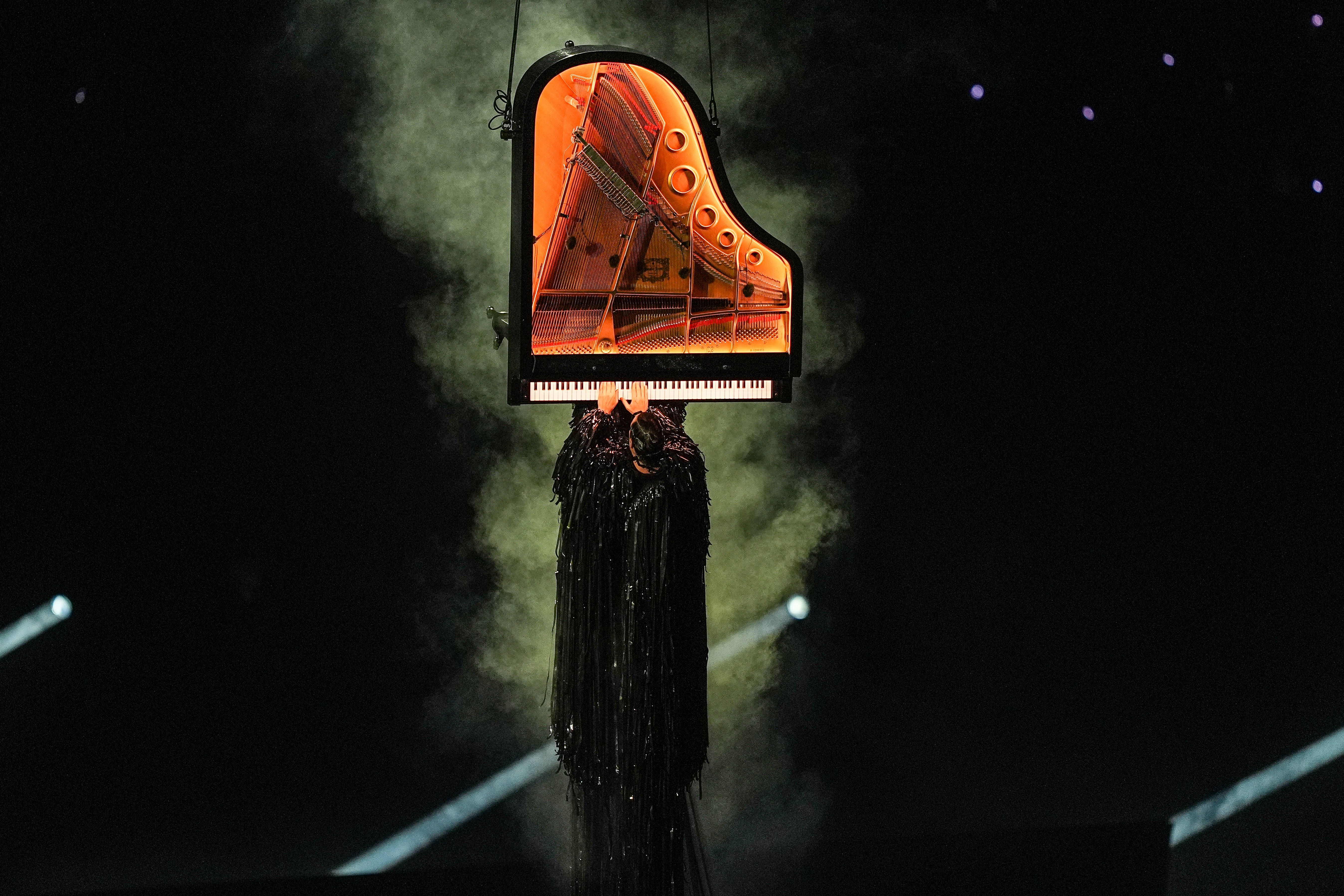 Olympia-Abschlussfeier: Darum trug Pianist Alain Roche eine Robe aus Videobändern