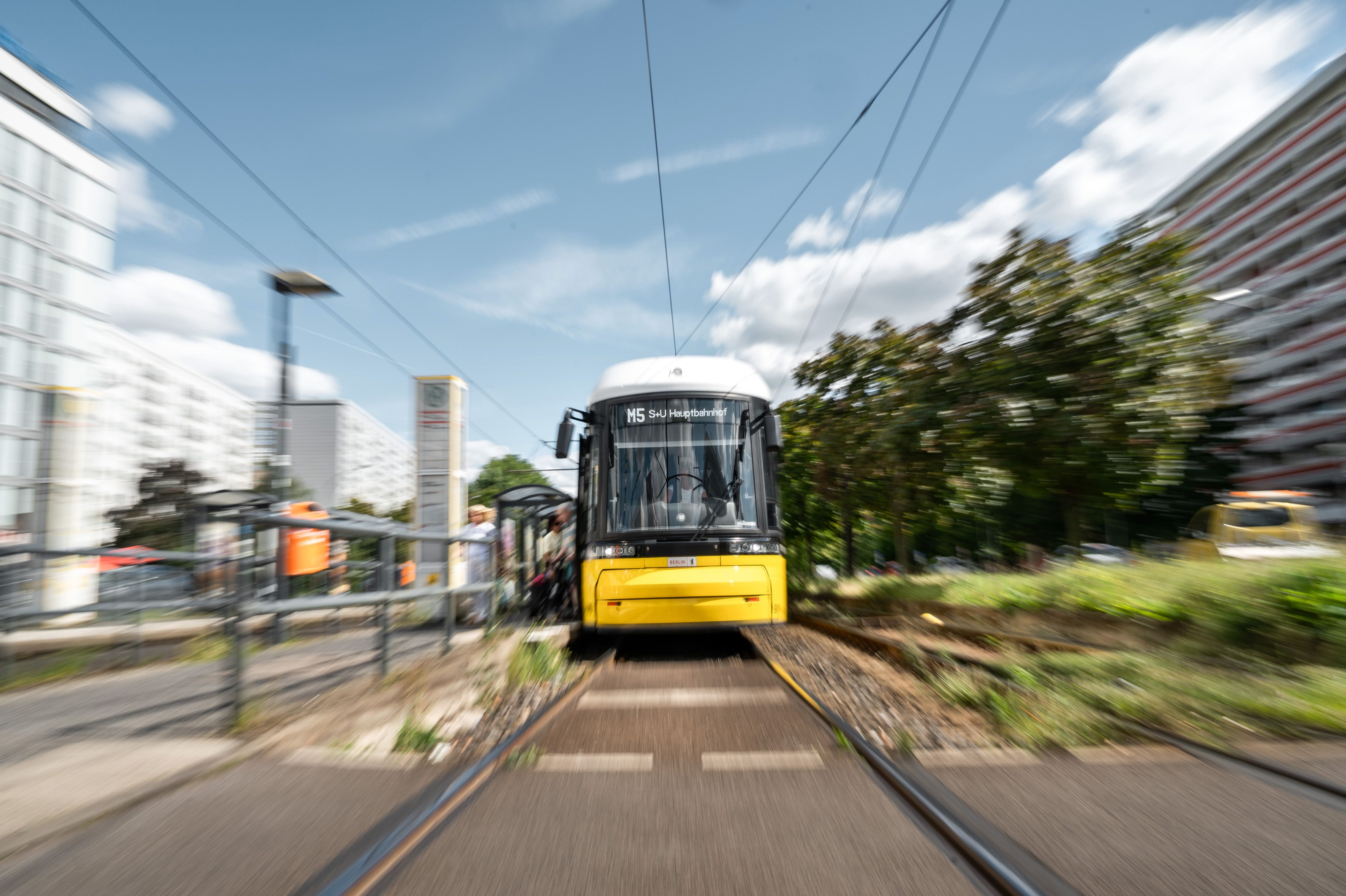 Fahrgast-Ärger bei der BVG: Wie Berlins Straßenbahnen an Ampeln Zeit und Geld verlieren