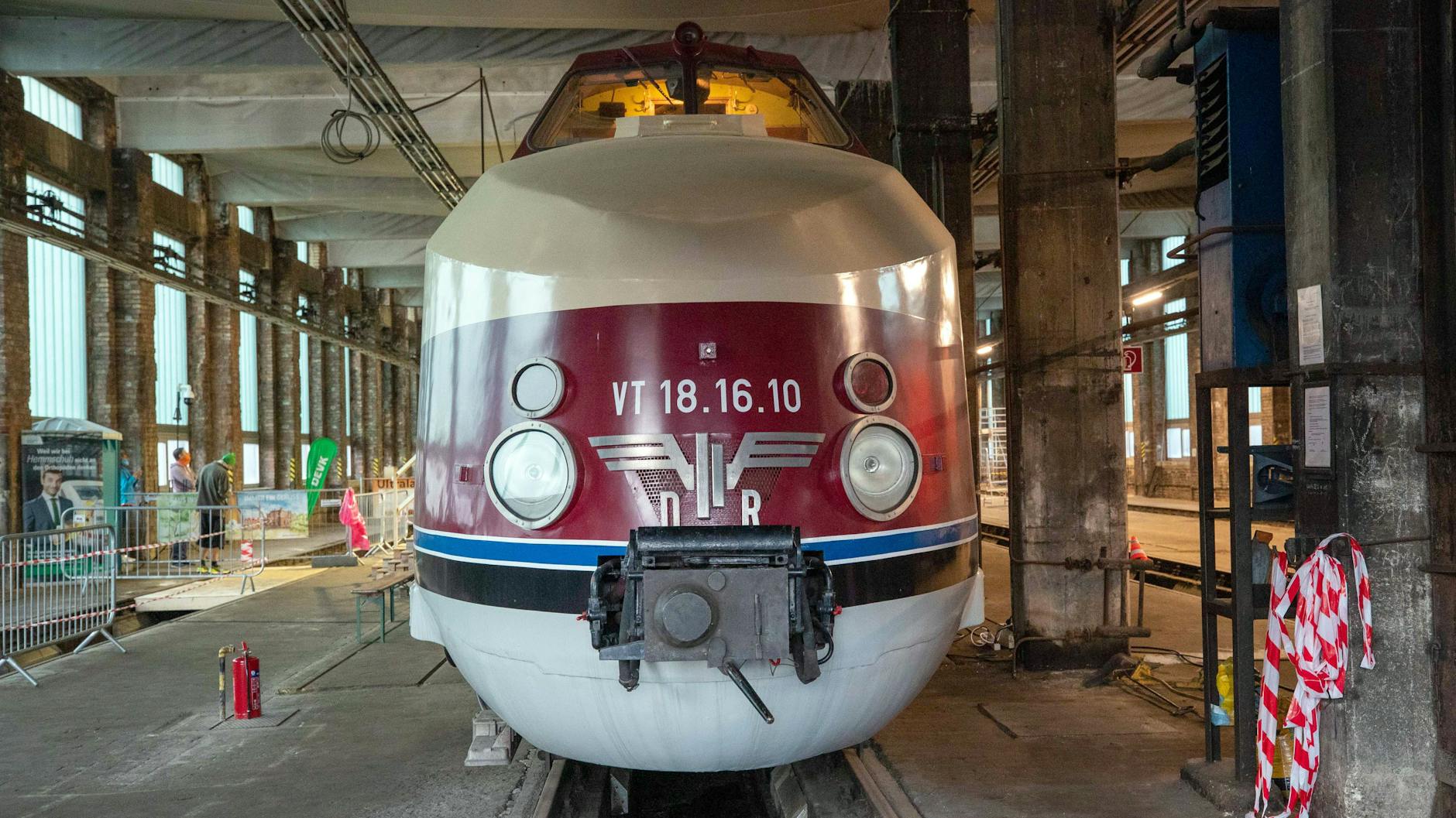 Der aufpolierte legendäre DDR-ICE in seiner Unterbringungshalle im Dresden. Die ist nun baufällig, der Zug muss raus. Für einen Hallenneubau werden 300.000 Euro benötigt.