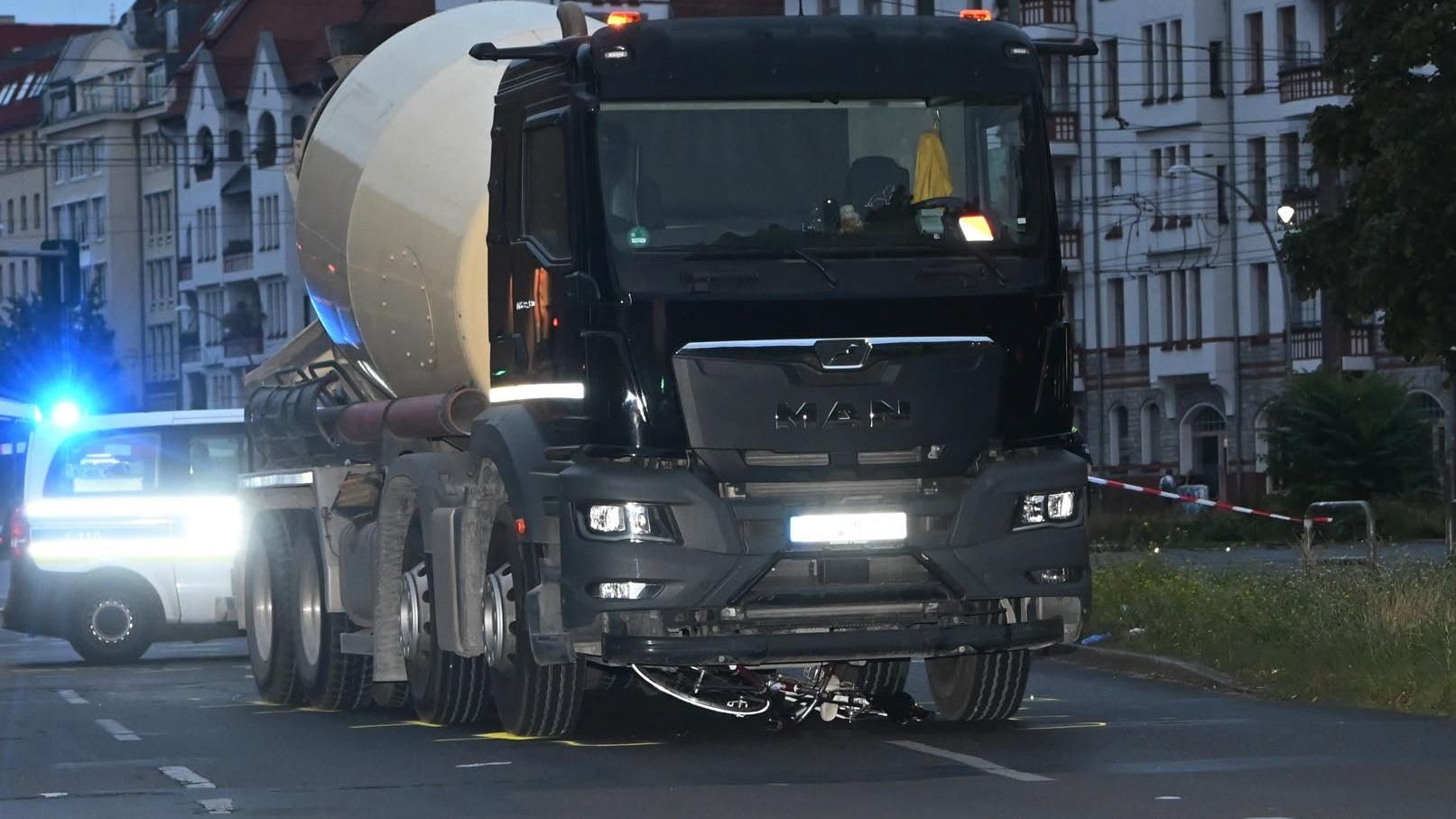 Dieser Betonmischer hat im Juli die 26-jährige Radfahrerin beim Abbiegen in Berlin-Mitte überrollt.