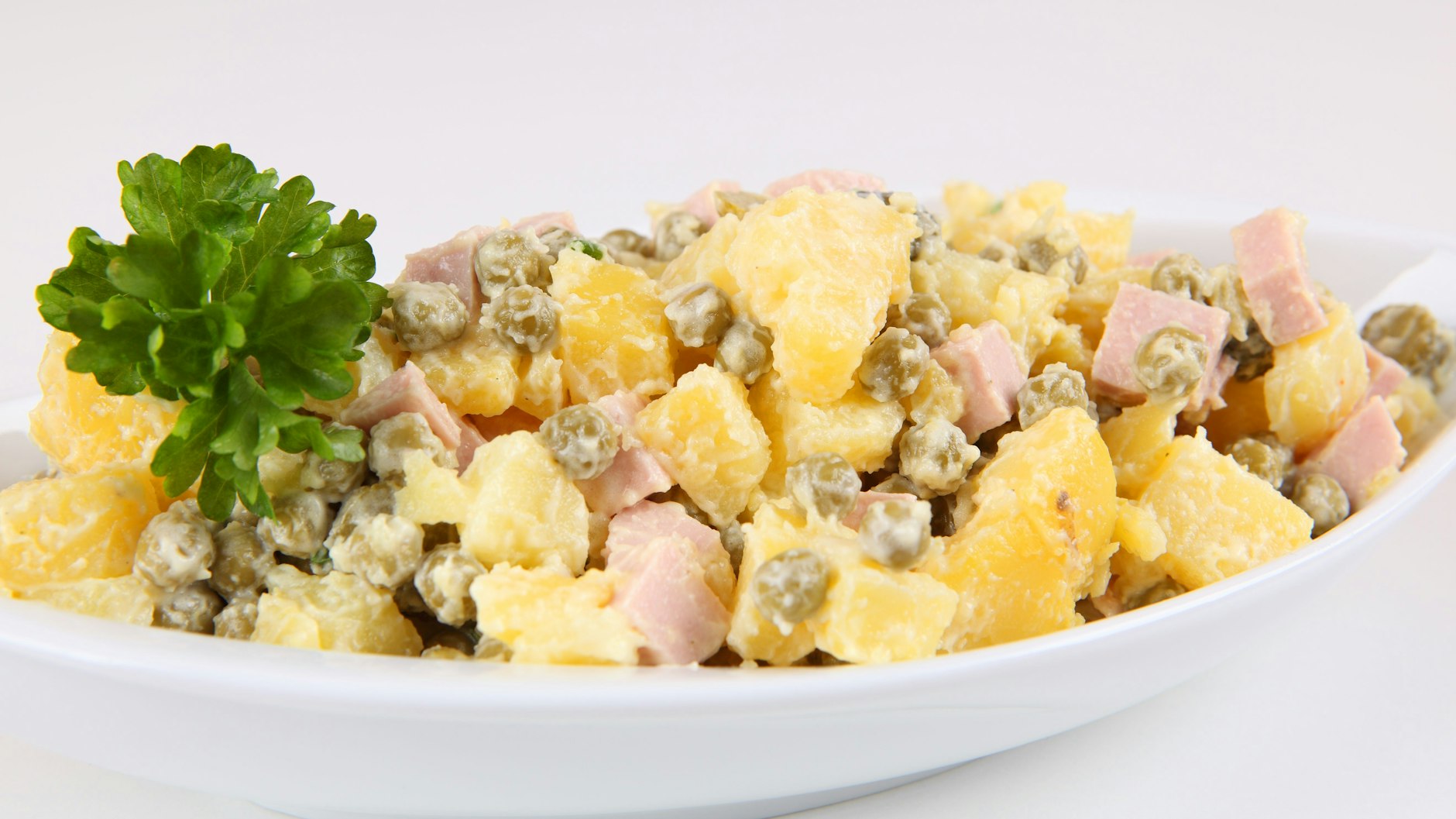 Kartoffelsalat schmeckt einfach immer - wenn Sie mal ein neues Rezept probieren wollen, versuchen Sie es mit unserem polnischen Kartoffelsalat.