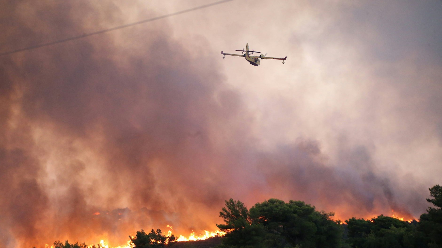 Nahe Athen müssen Orte wegen der Waldbrände evakuiert werden. 