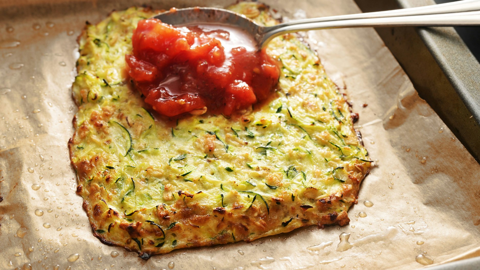 Die Zucchinipizza kann man nach Lust und Laune belegen.