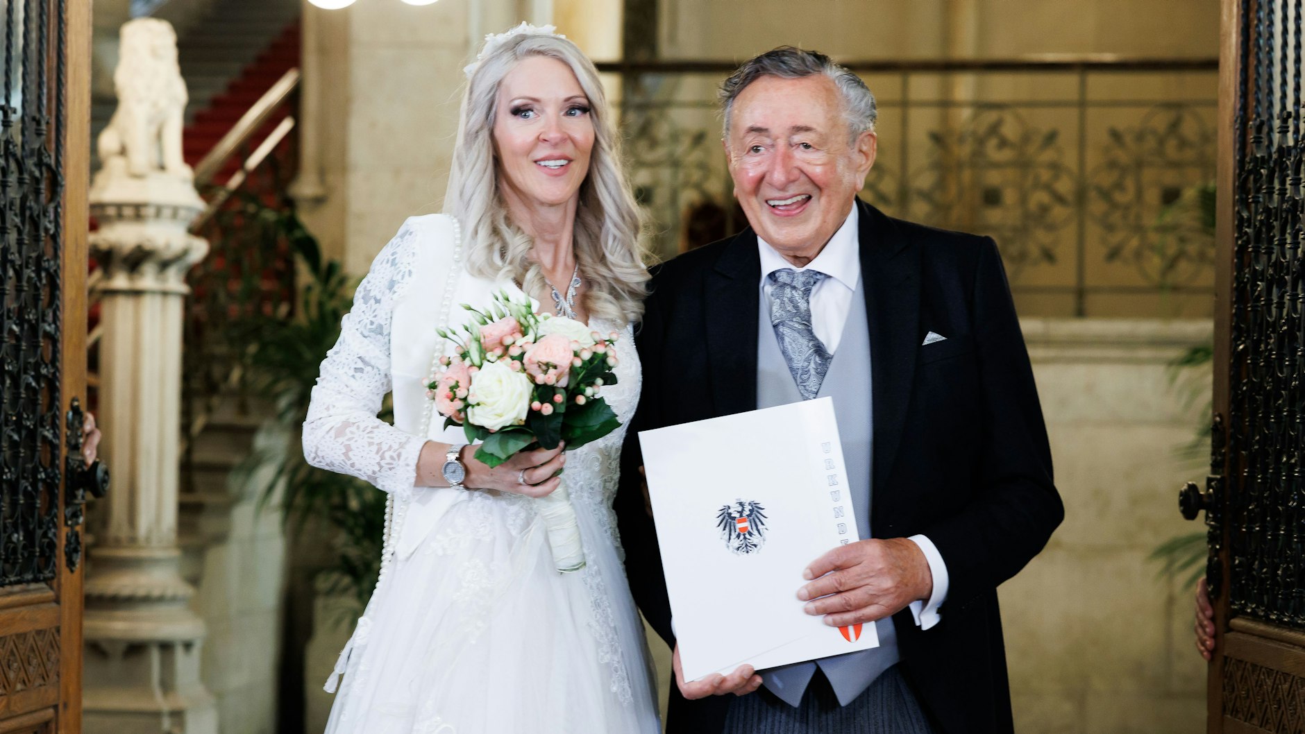 Unternehmer Richard Lugner hatte am 1. Juni seine sechste Frau Simone Reiländer geheiratet. Jetzt ist er tot.