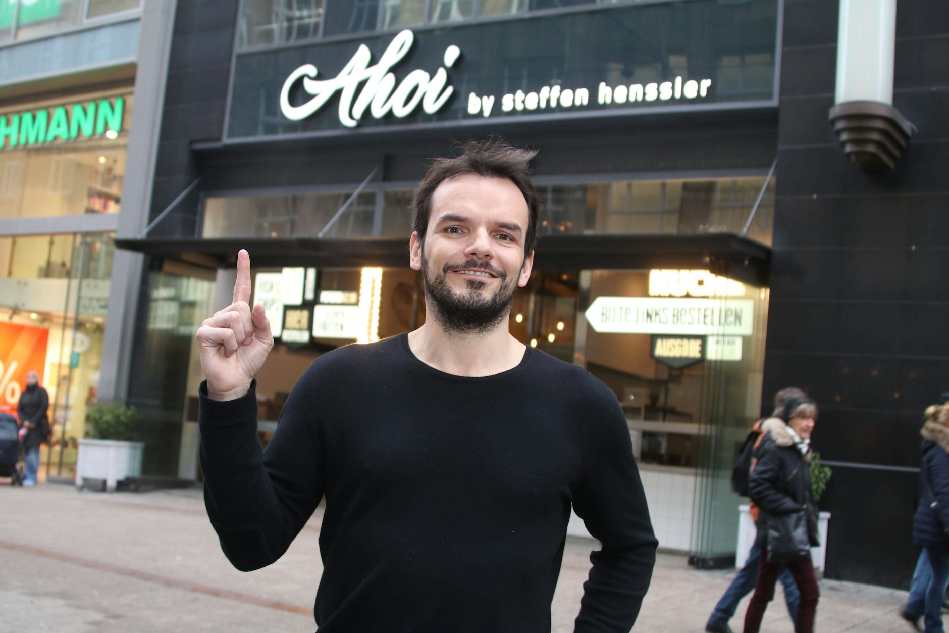 Steffen Henssler vor seinem "Ahoi"-Restaurant in Hamburg.
