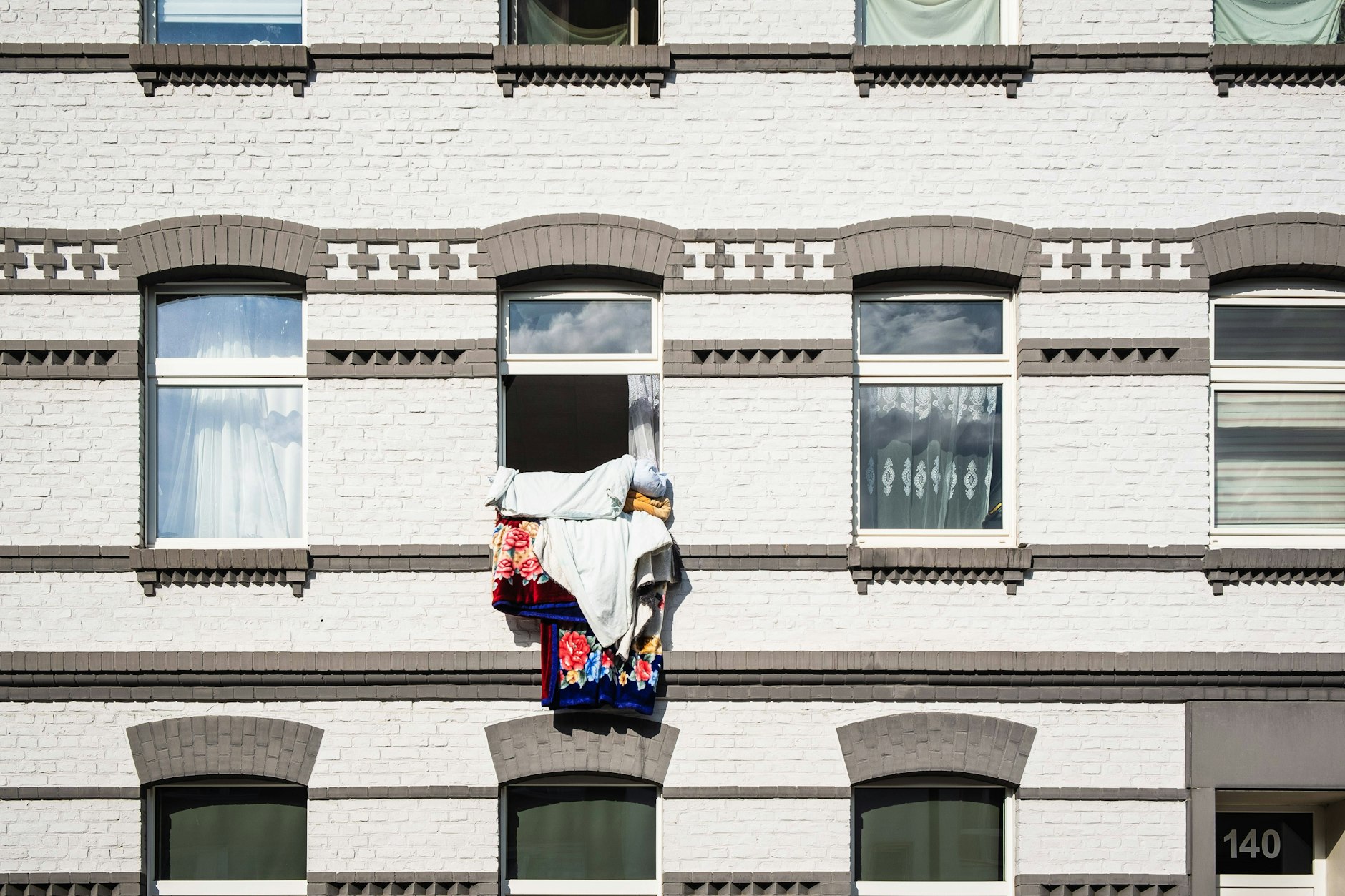 Bettwäsche zum Lüften aus dem Fenster hängen - einen Nachbarn störte das.