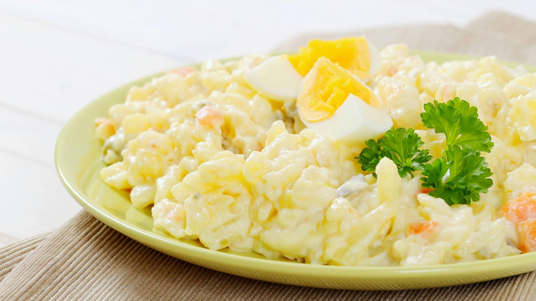Kartoffelsalat gibt es in den unterschiedlichsten Varianten - aber haben Sie schon einmal ein Rezept für polnischen Kartoffelsalat probiert?
