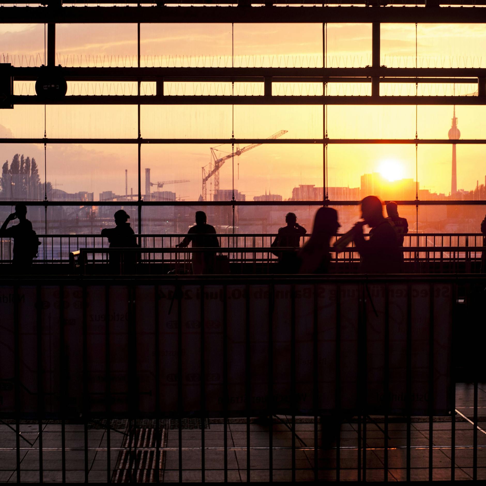 Image - Die schönsten S-Bahnhöfe von Berlin: 5 Orte zum Ankommen und Wegfahren