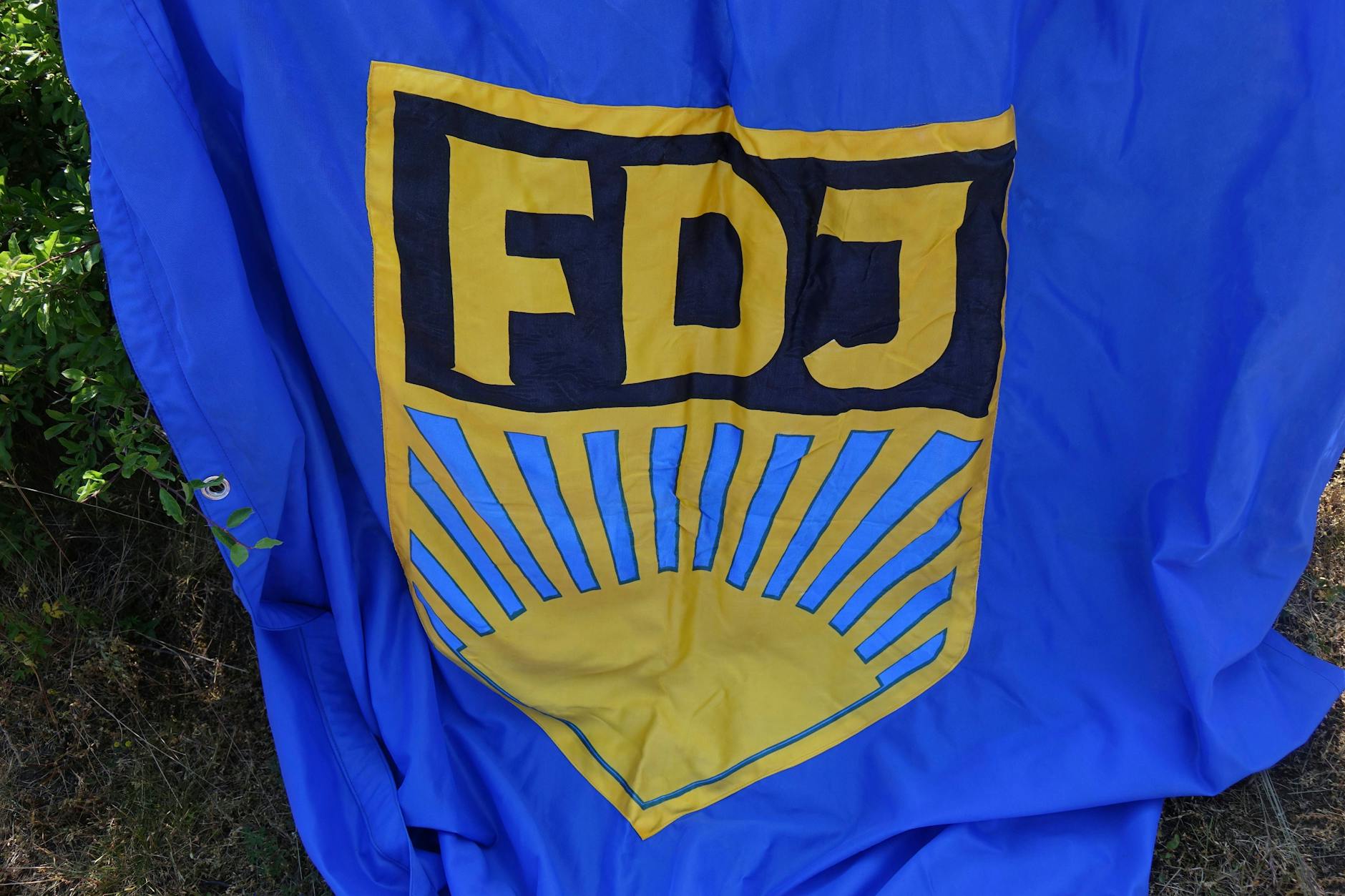 Solche Fahnen trugen die FDJ-Blauhemden durch die Straßen.