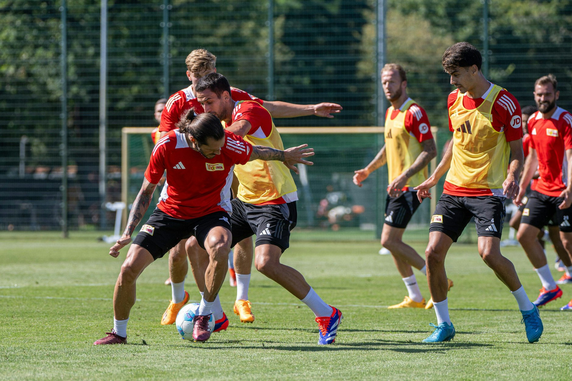  Christopher Trimmel (vorn) und Rani Khedira kämpfen im Training um den Ball, Diogo Leite beobachtet die Situation.