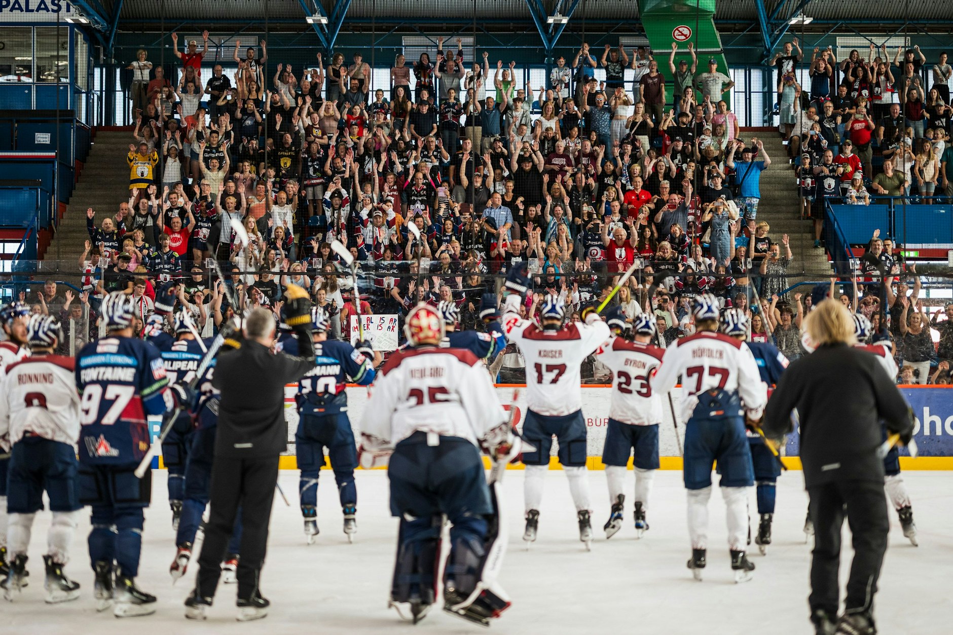 Die Eisbären und ihre fantastischen Fans feiern sich beim Trainingsauftakt im&nbsp; Welli gegenseitig.