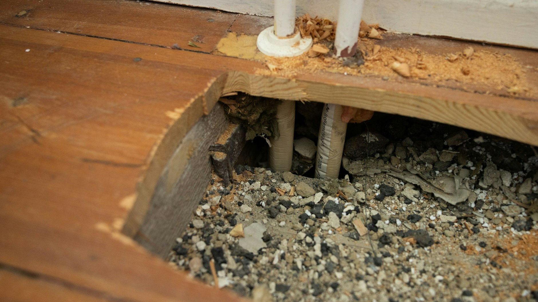 In diesem Loch im Boden wurde eine der Ratten-Fallen aufgestellt.