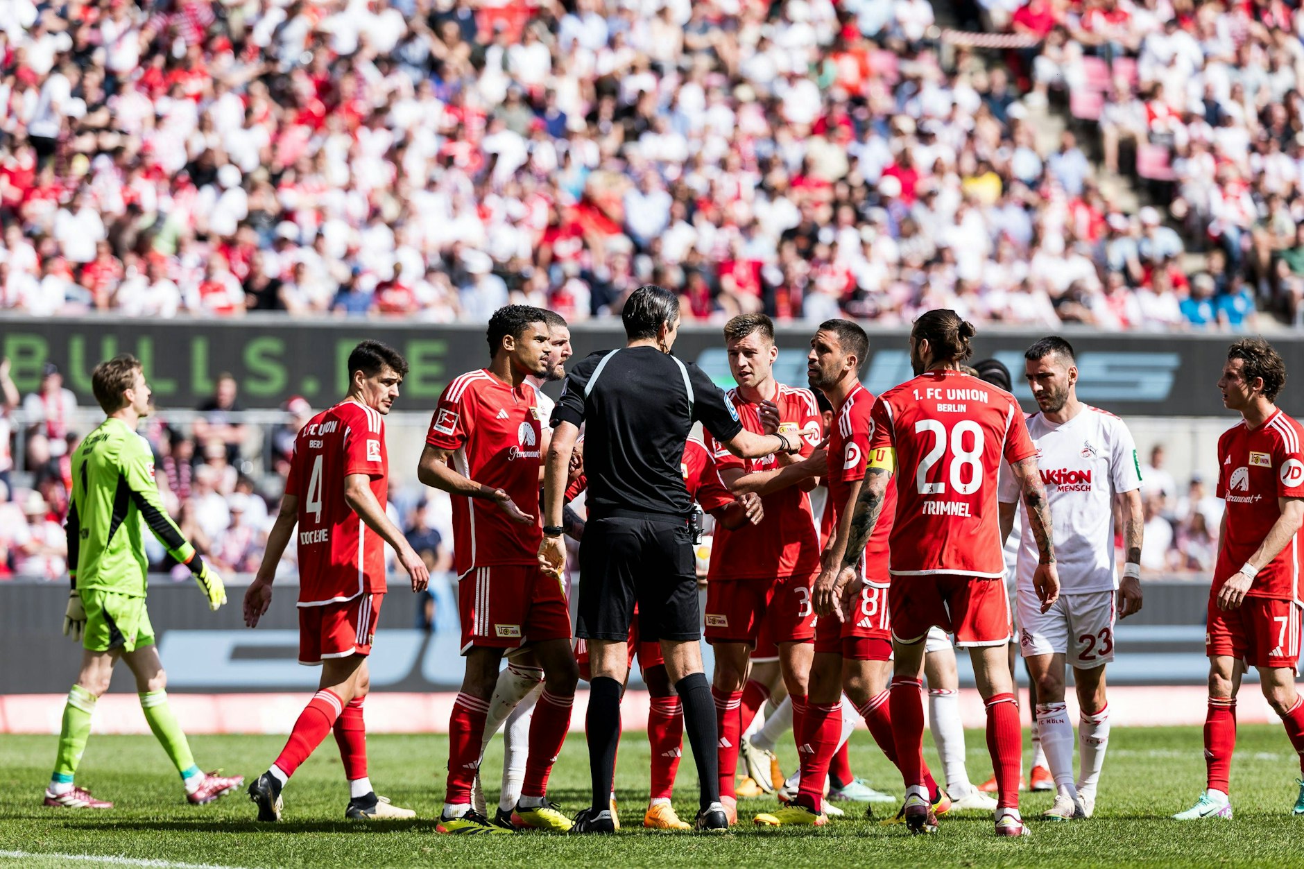 Rudelbildungen wegen einer strittigen Szene wie hier beim Spiel des 1. FC Union beim 1. FC Köln will der DFB mit der neuen Kapitänsregelung unterbinden.