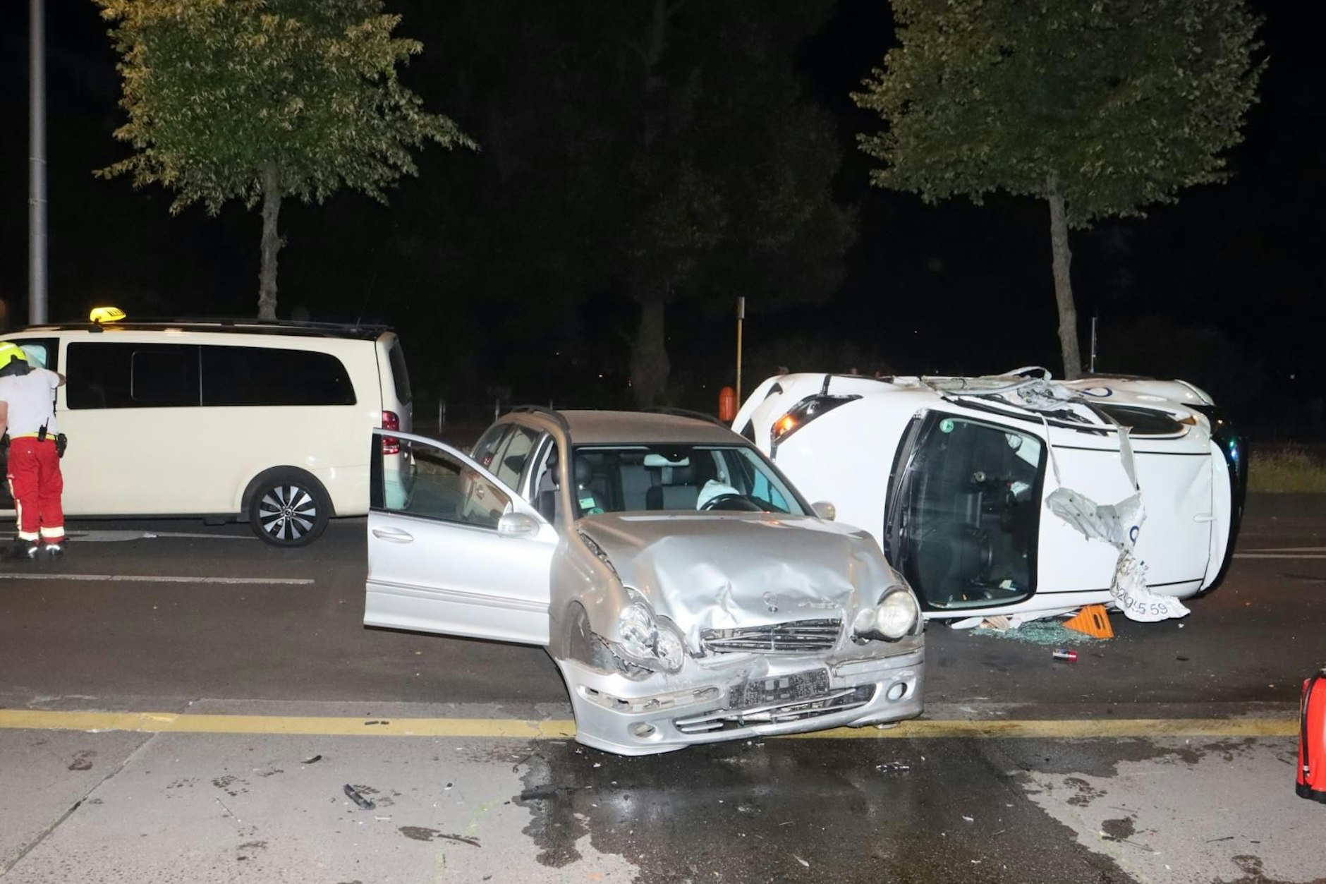 Der Wagen des Rasers landete auf der Seite, zuvor war er in mehrere andere Autos gekracht.
