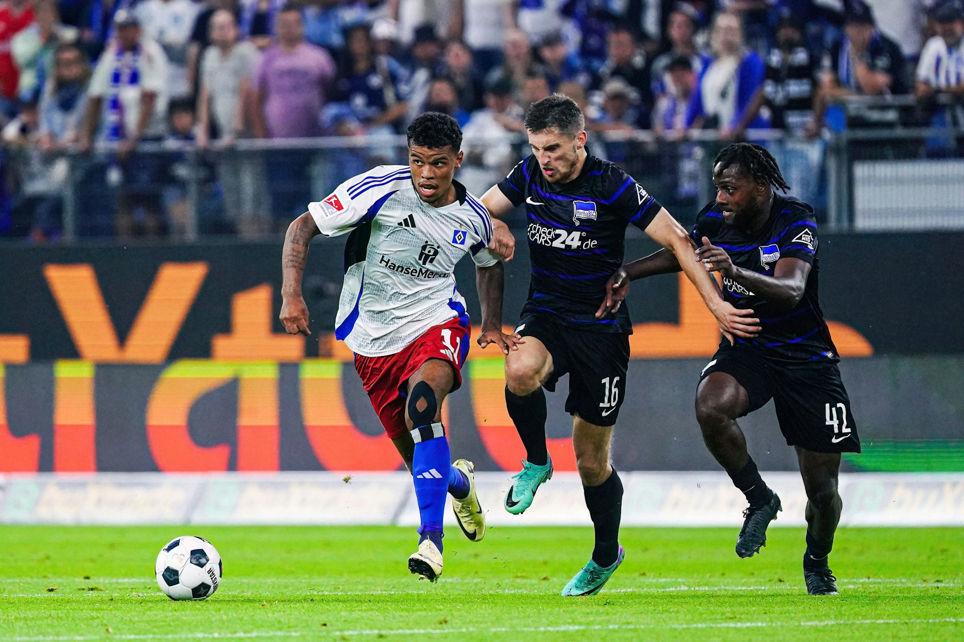Helfen Hertha BSC enorm: Deyo Zeefuik (26) stoppte gemeinsam mit Jonjoe Kenny (27) viele HSV-Angriffe in der zweiten Halbzeit.
