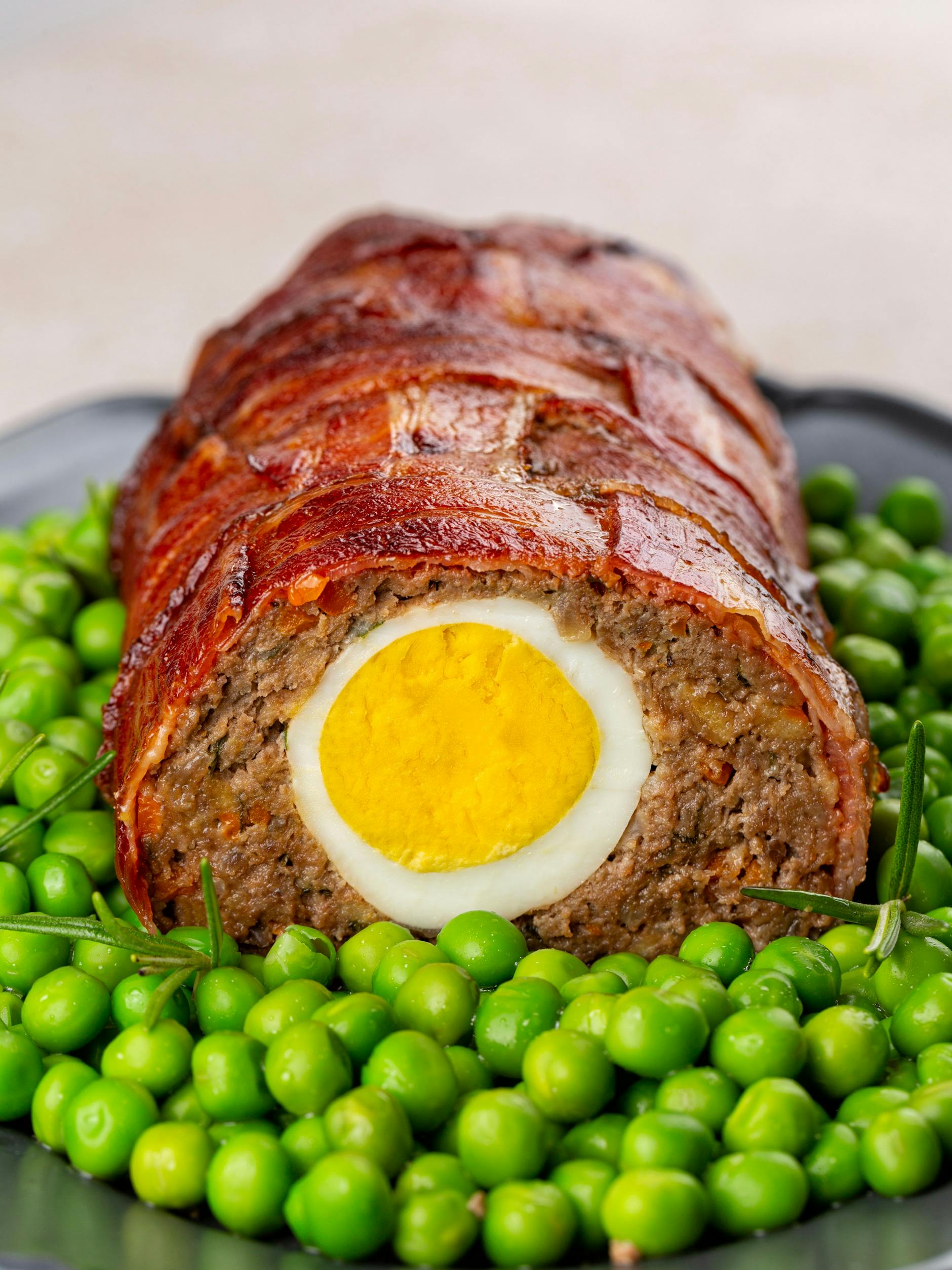 Sie können das Rezept für Hackbraten auch variieren: Ummanteln Sie den Braten mit Schinken und drücken Sie ein Ei in die Hack-Masse - so wird der Braten etwas ganz Besonderes.