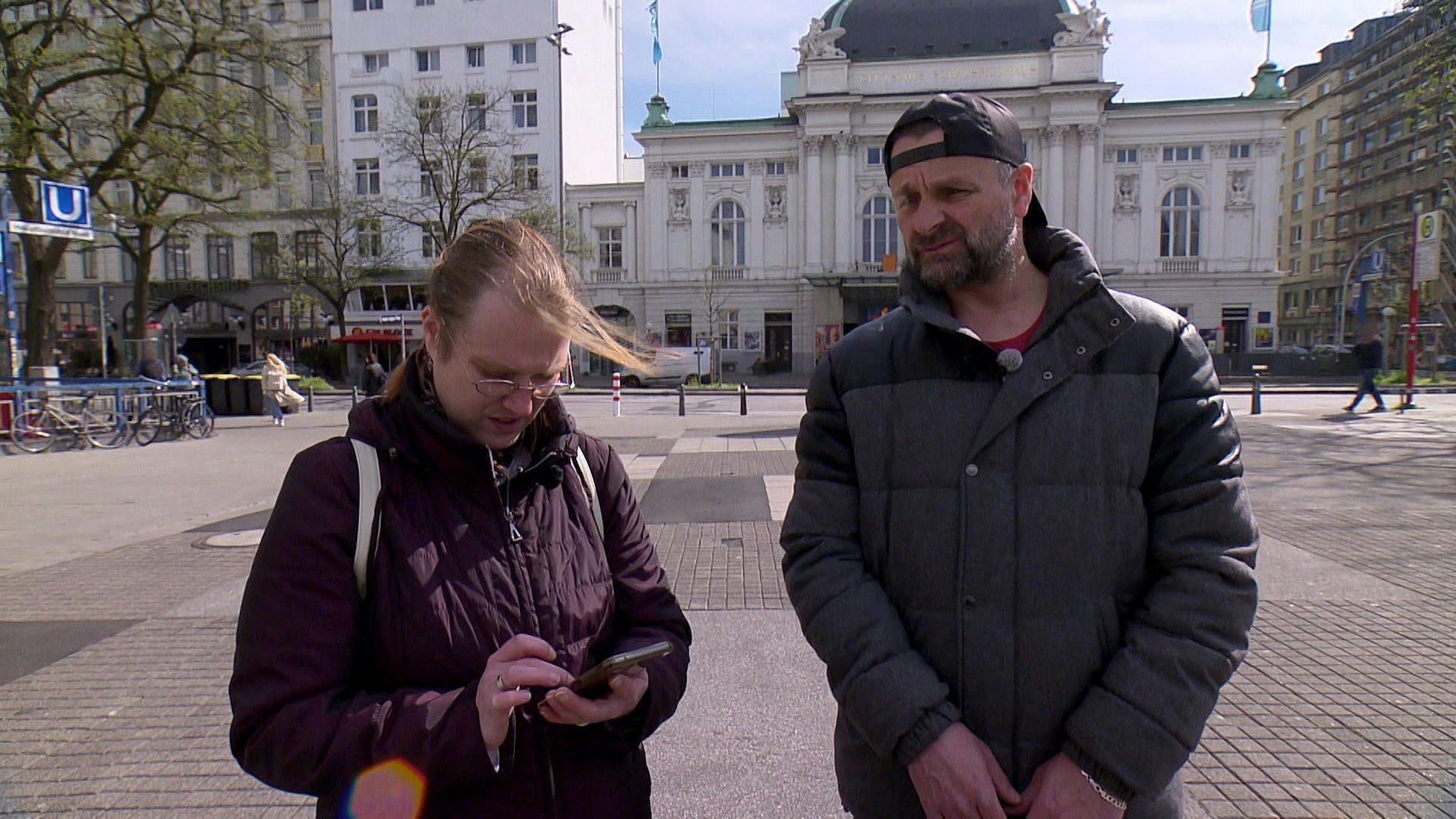 Olaf und Jessica müssen bei „Hartz Rot Gold“ nach Hamburg reisen, um die Wohnung von Olafs Vater Manfred aufzulösen.