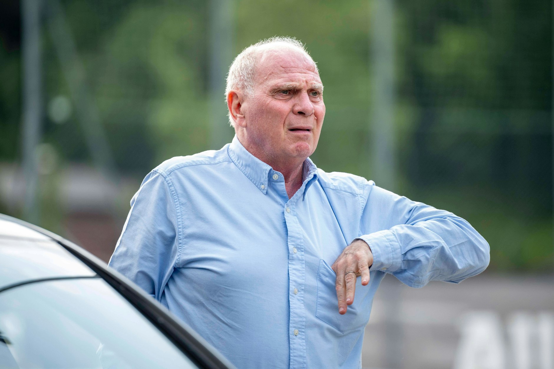 Uli Hoeneß (72) hat den FC Bayern zu dem gemacht, was er heute ist. Doch mittlerweile bringt der Ehrenpräsidenten regelmäßig Unruhe in den Verein.&nbsp;