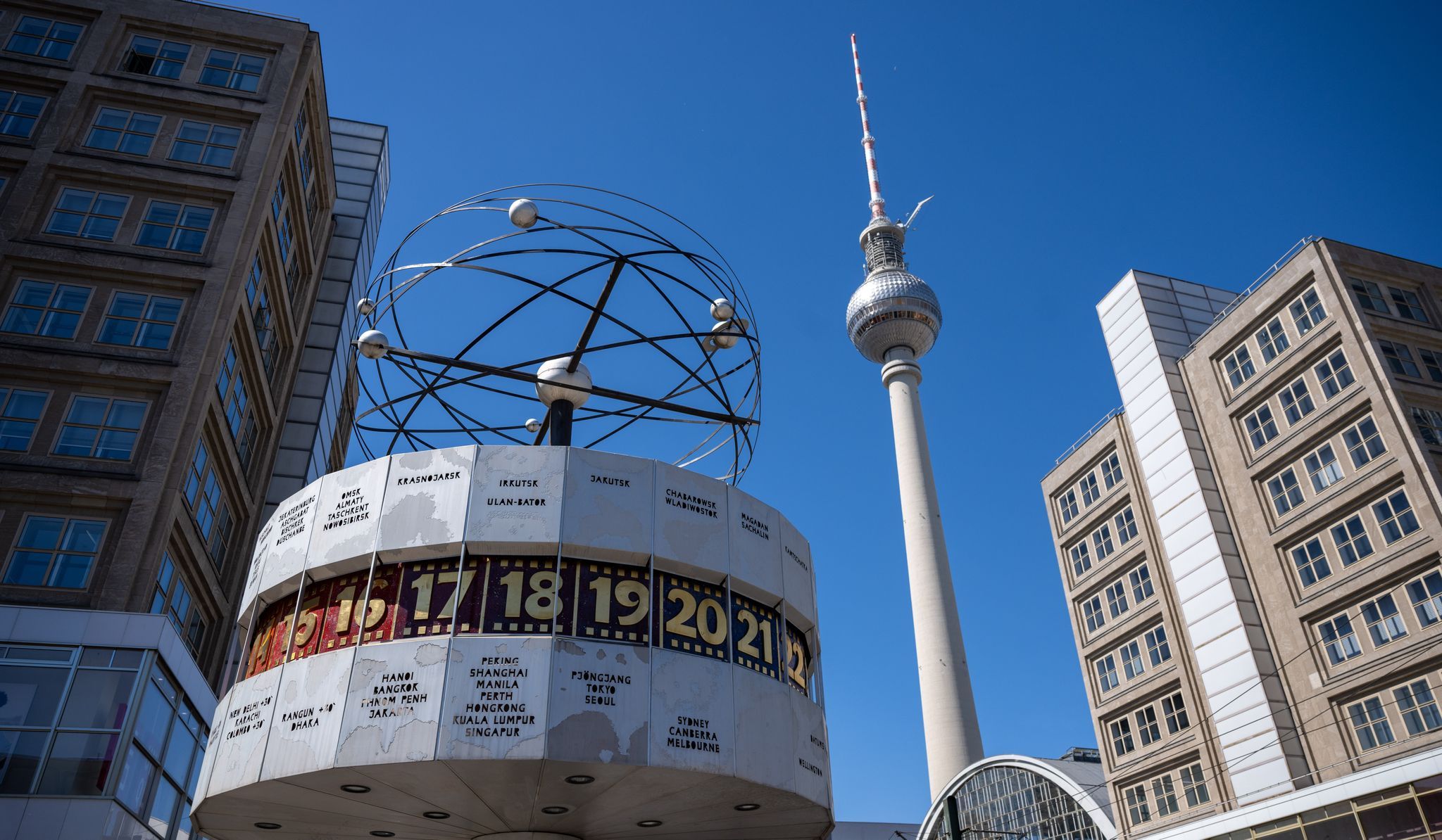 Alexanderplatz: Gruppe wird bei Videodreh mit Regenbogenfahne bespuckt