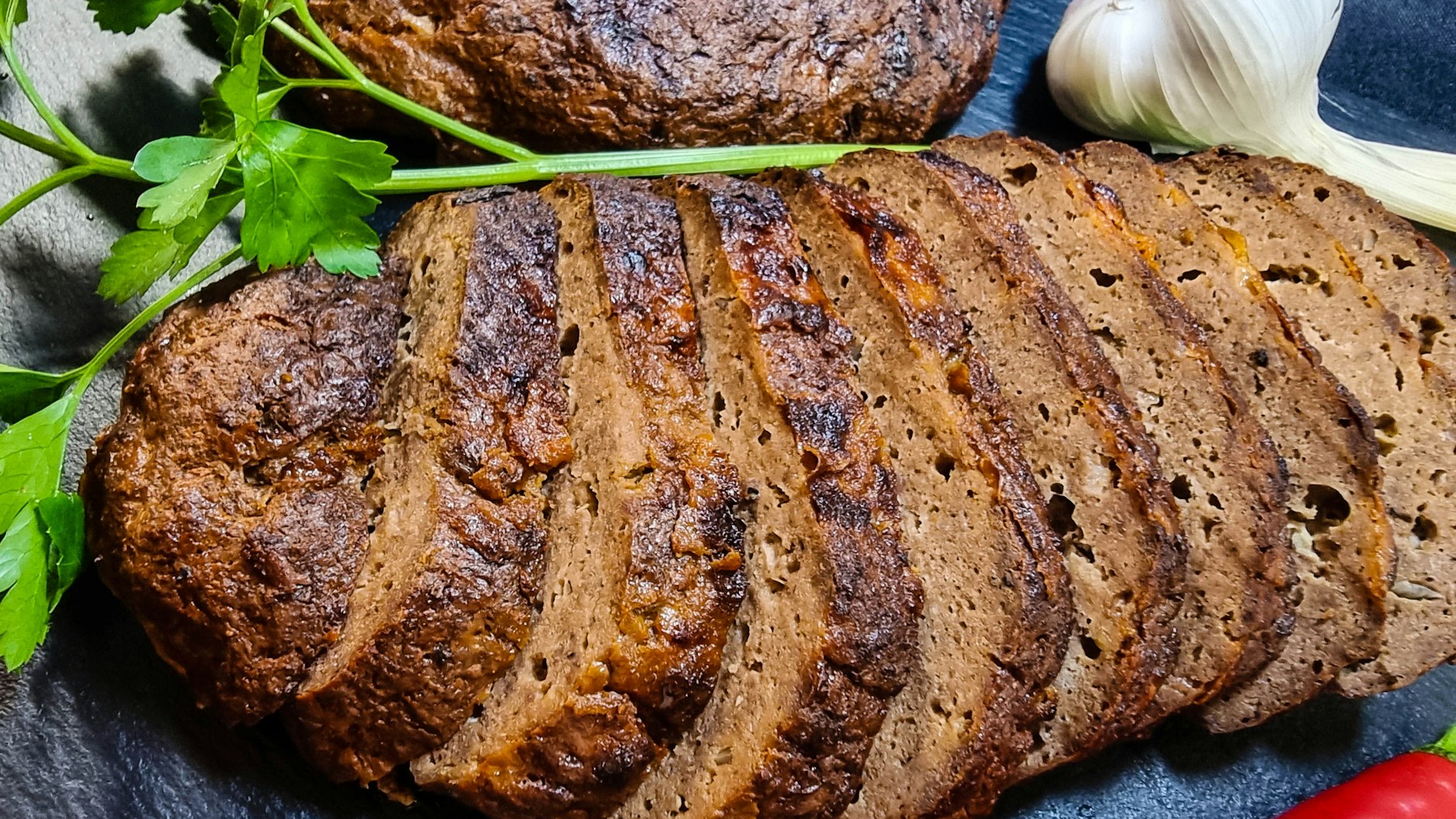Richtig lecker: Sächsischer Hackbraten ist schnell gemacht und schmeckt einfach genial. Das Rezept kann in einer Kastenform zubereitet werden - oder Sie formen den Braten per Hand.