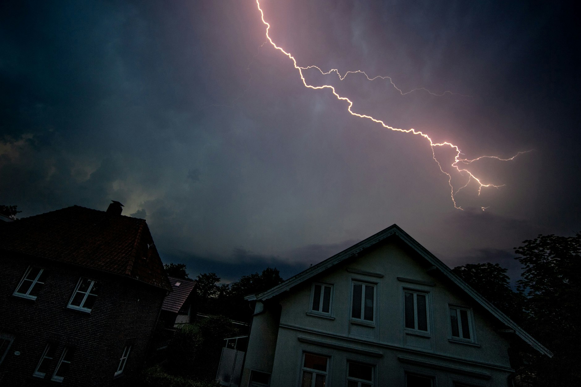 Auch in Oldenburg gab es am Abend Hitze-Gewitter. Teile Deutschlands bekamen die Unwetter mit voller Wucht zu spüren.