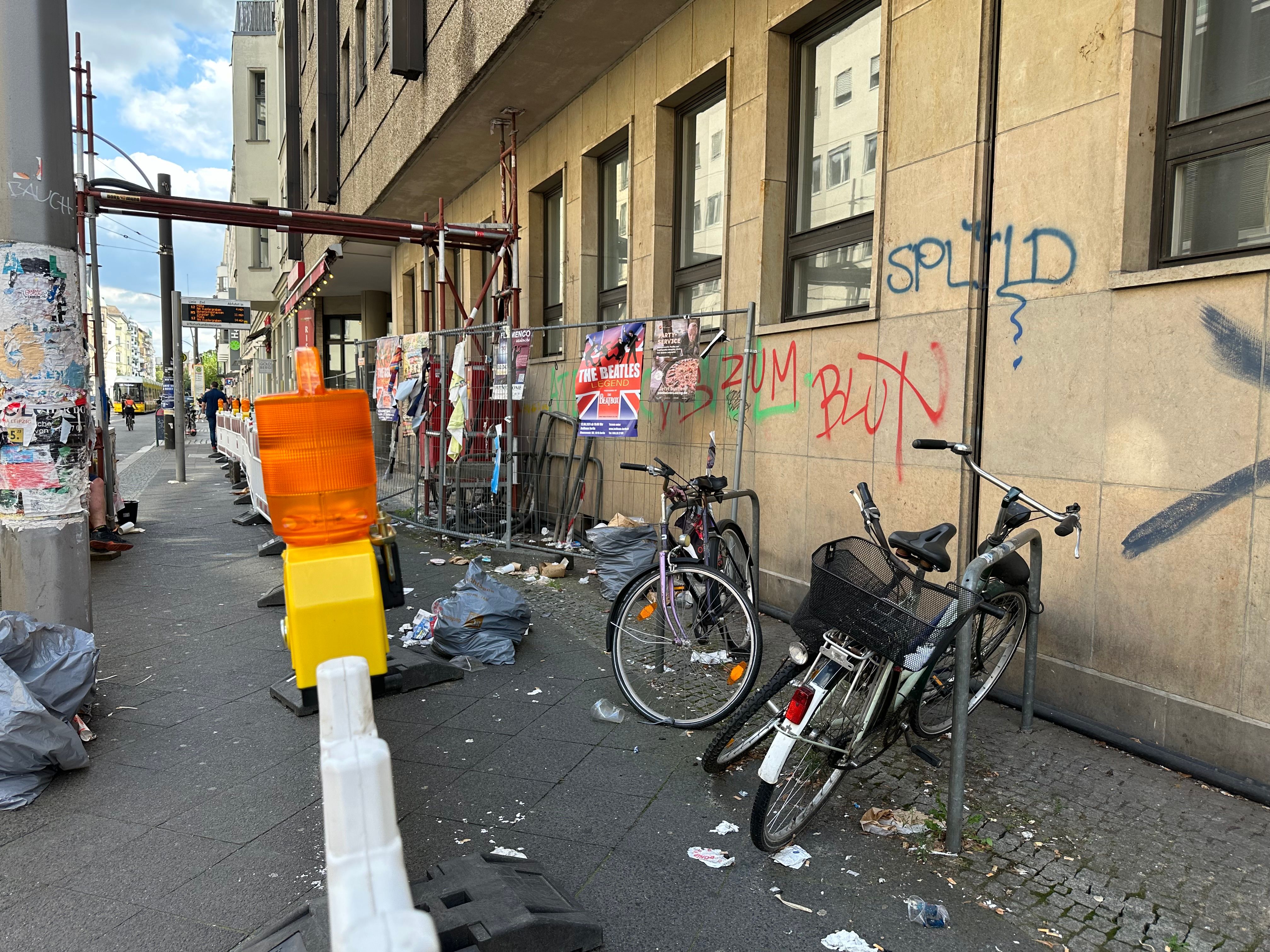 Berlins dreckige Gehwege, Teil 2: Ein Slum in Mitte – BSR machtlos, Senat untätig