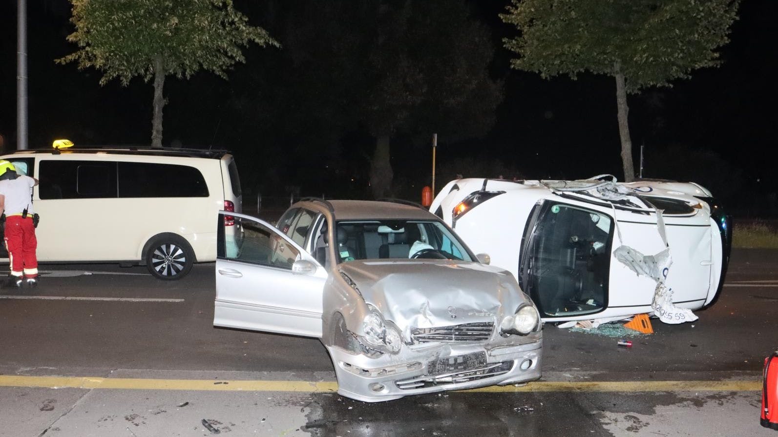 Eine Verfolgungsjagd endete für den Autodieb erst im Fahrzeug auf der Seite liegend, dann im Krankenhaus.