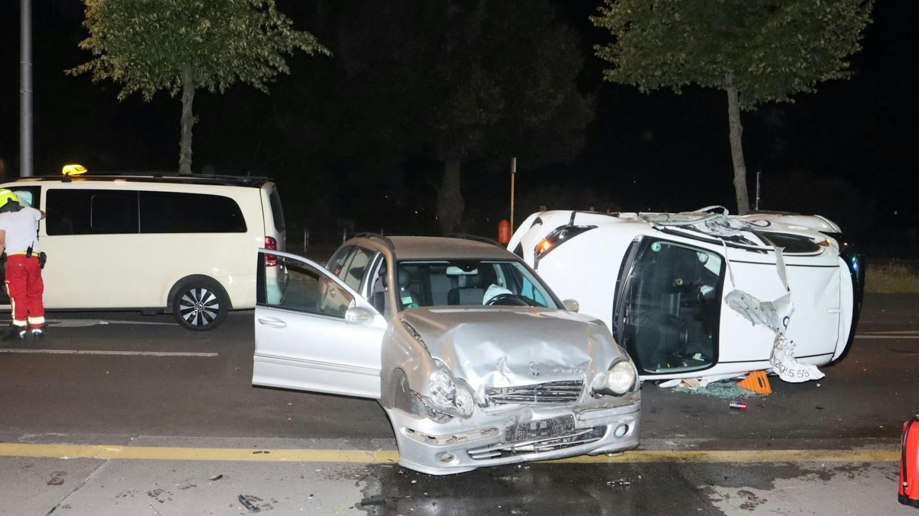 Eine Verfolgungsjagd endete für den Autodieb erst im Fahrzeug auf der Seite liegend, dann im Krankenhaus. 