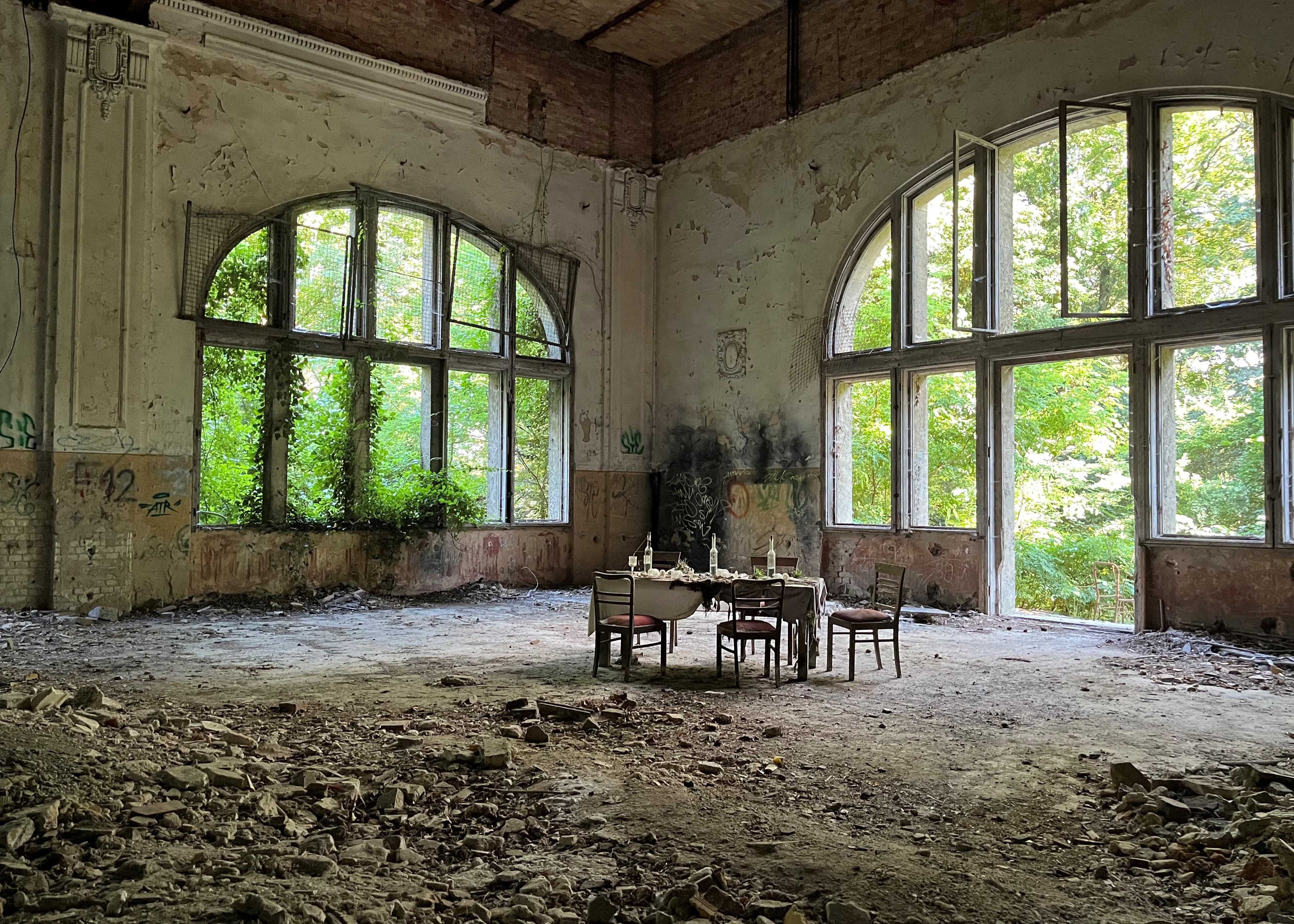 „Das Wohlbefinden“ von Ulla Lenze: Der Beelitzer Zauberberg vor den Toren Berlins