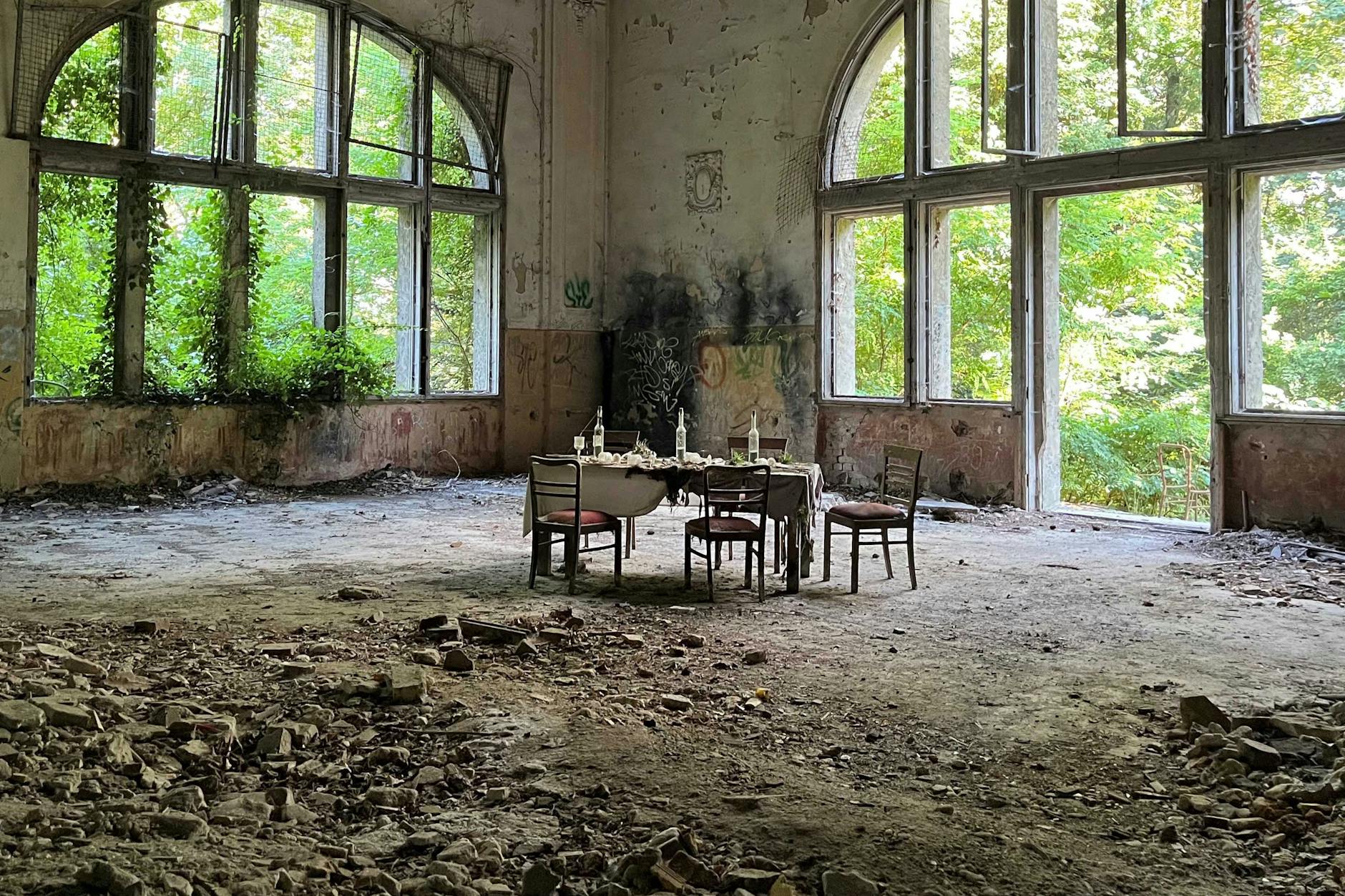 Im einstigen Essenssaal des Alpenhauses in Beelitz-Heilstätten erinnert dieser Tisch an bessere Zeiten.