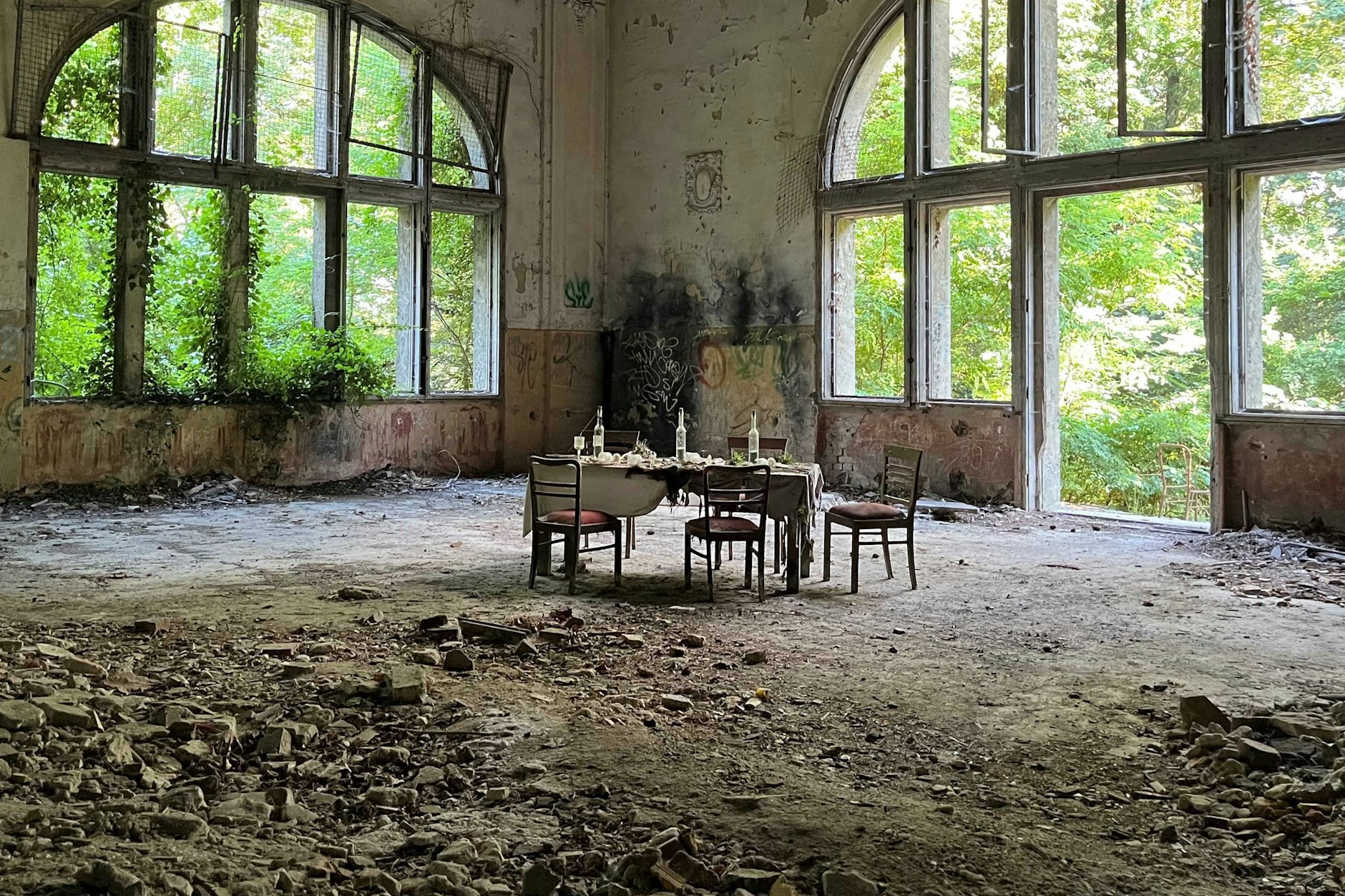 Im einstigen Essenssaal des Alpenhauses in Beelitz-Heilstätten erinnert dieser Tisch an bessere Zeiten.