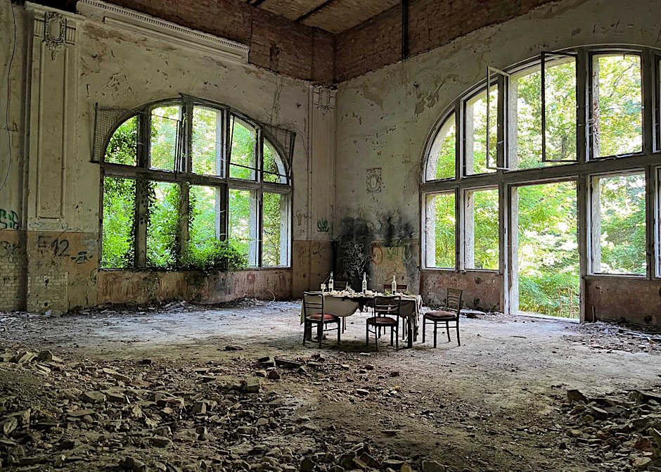 Im einstigen Essenssaal des Alpenhauses in Beelitz-Heilstätten erinnert dieser Tisch an bessere Zeiten.