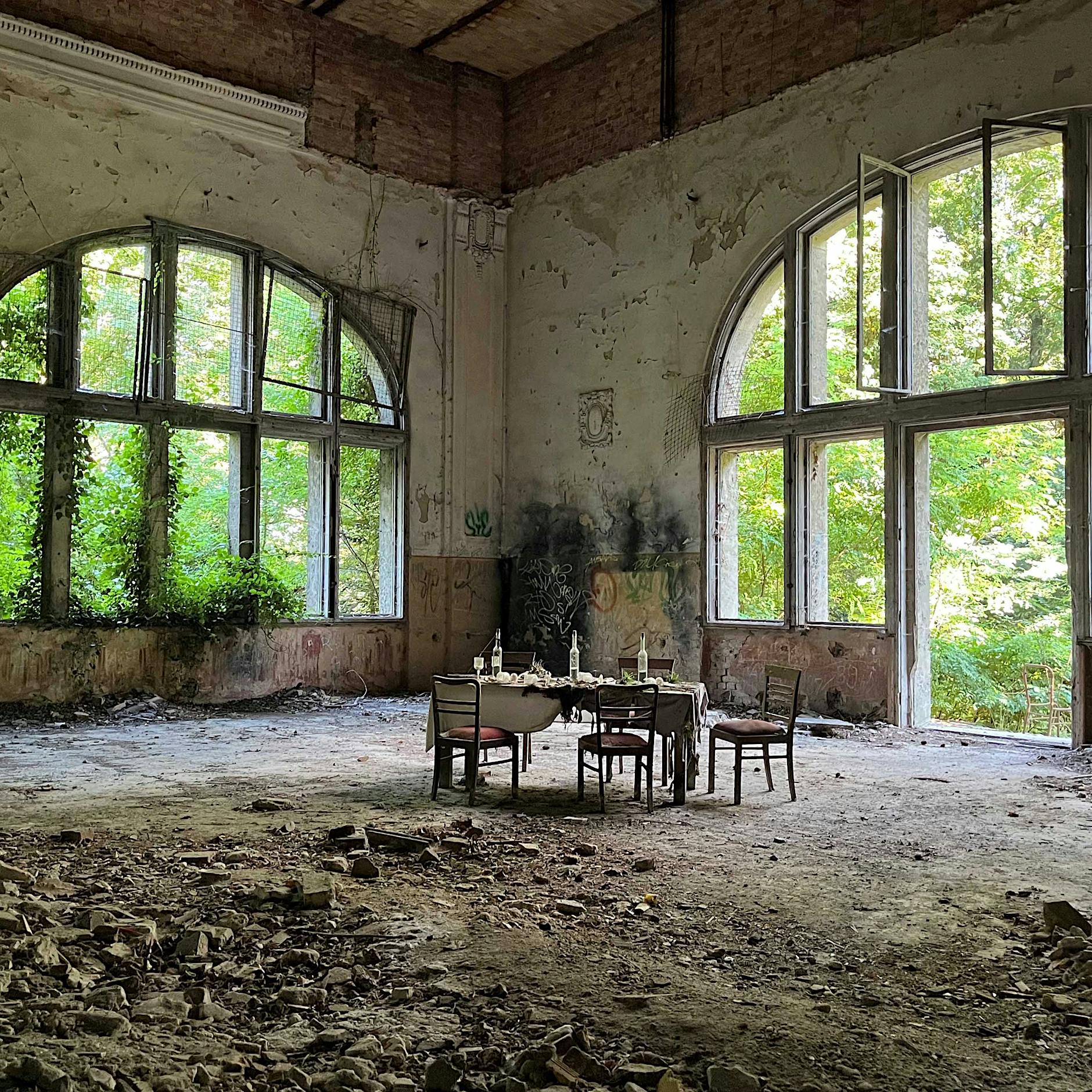 „Das Wohlbefinden“ von Ulla Lenze: Der Beelitzer Zauberberg vor den Toren Berlins