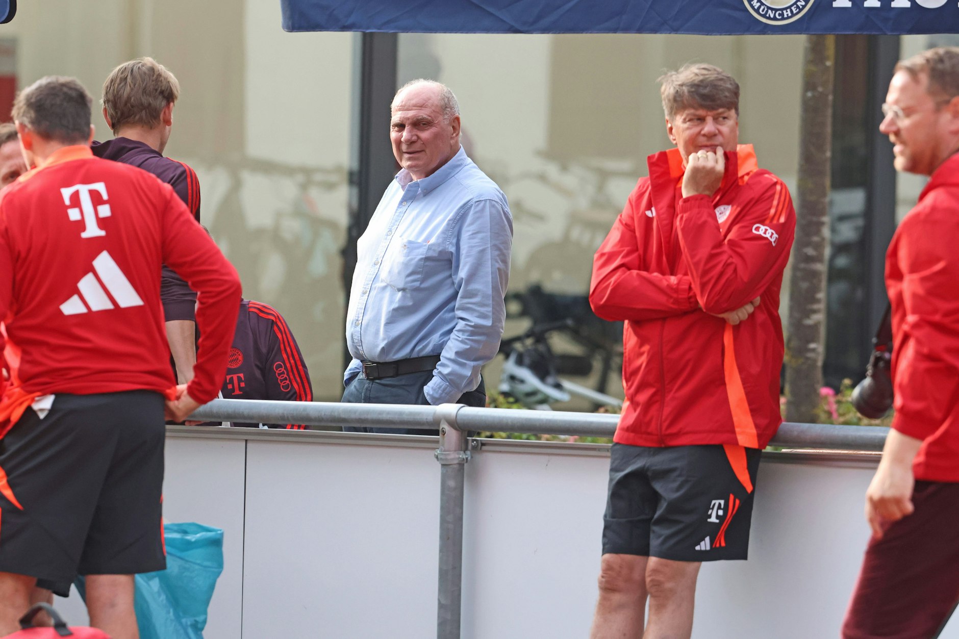 Uli Hoeneß (72) schaut nicht nur als Ehrenpräsident beim FC Bayern vorbei. Der Vereinspatron zieht vielmehr hinter den Kulissen weiter die Strippen.&nbsp;