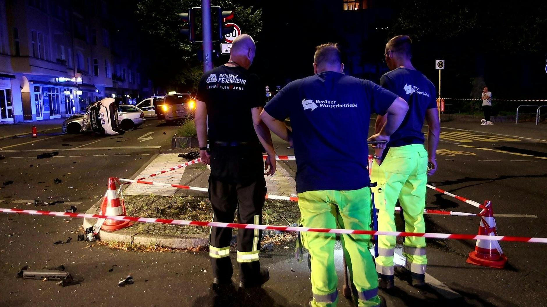Auf der Kantstraße kam es in Folge des Unfalls zu einem Wasserrohrbruch.