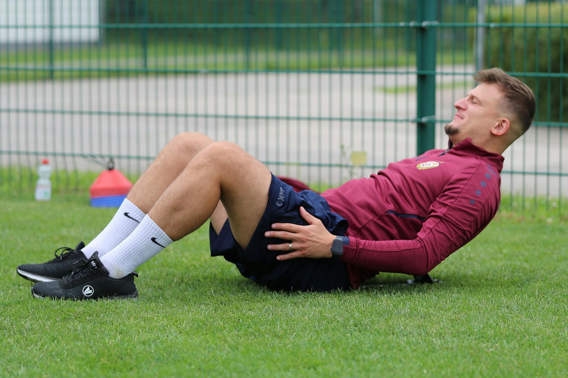 Mit einem speziellen Übungsgerät kämpfte Tugay Uzan im Juni noch in BFC-Klamotten gegen seine Rückenschmerzen an. 