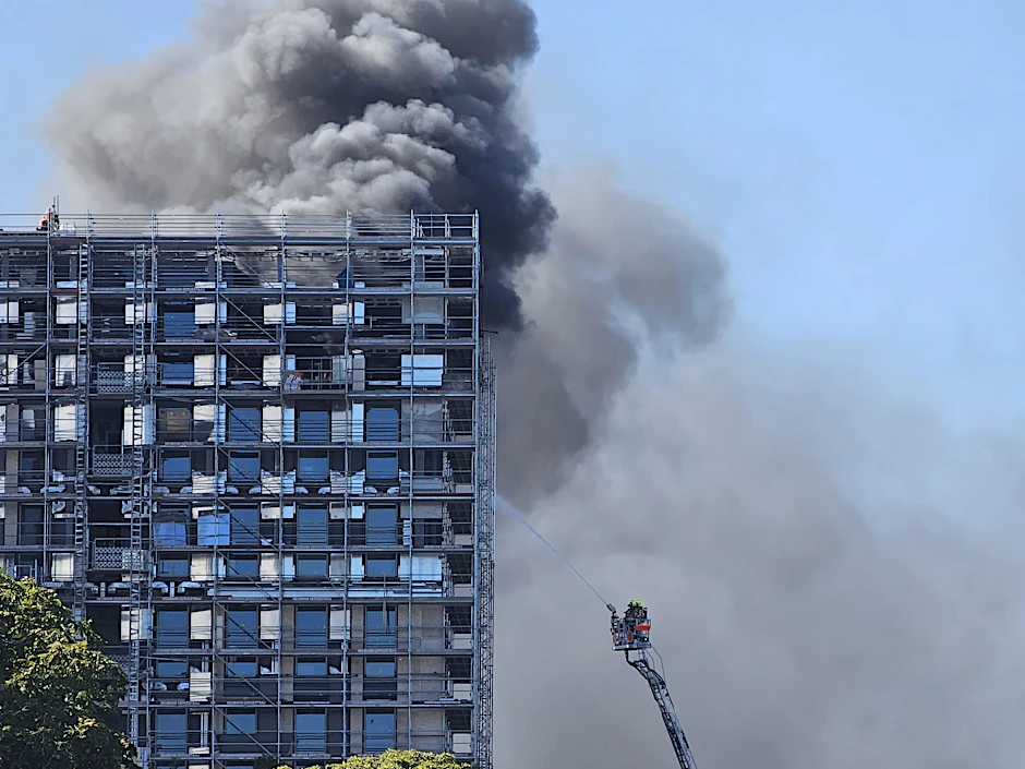 Kräfte der Berliner Feuerwehr löschen einen Brand an der Budapester Straße.&nbsp;