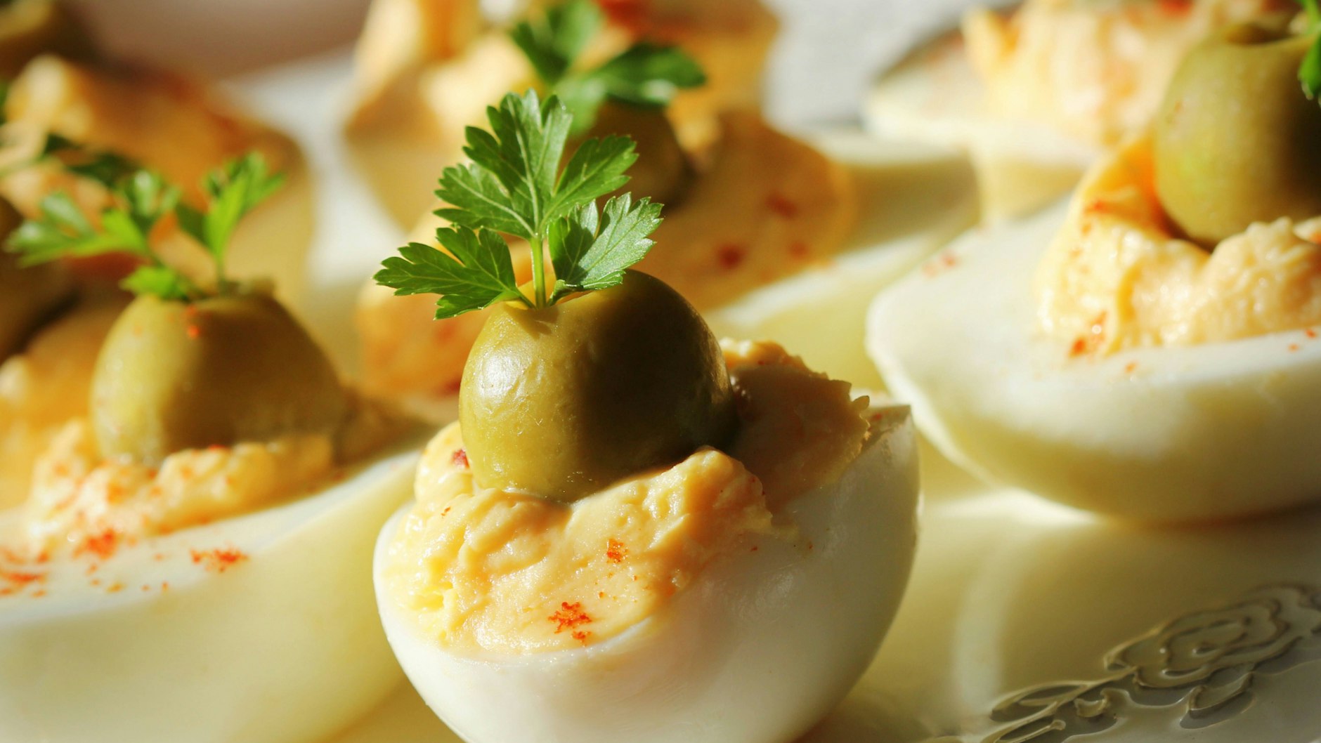 Sie können die gefüllten Eier nach diesem Rezept auch nach Herzenslust garnieren, wie es Ihnen gefällt und schmeckt.