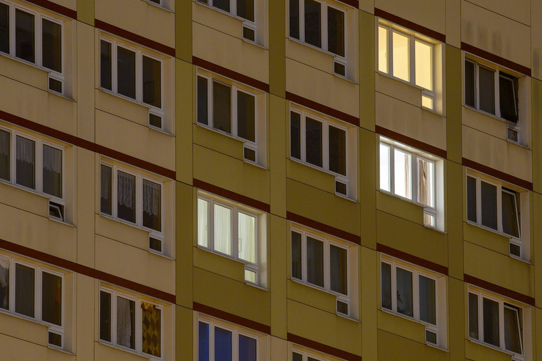 Lichter brennen in den Fenstern eines Wohnhochhauses.&nbsp;