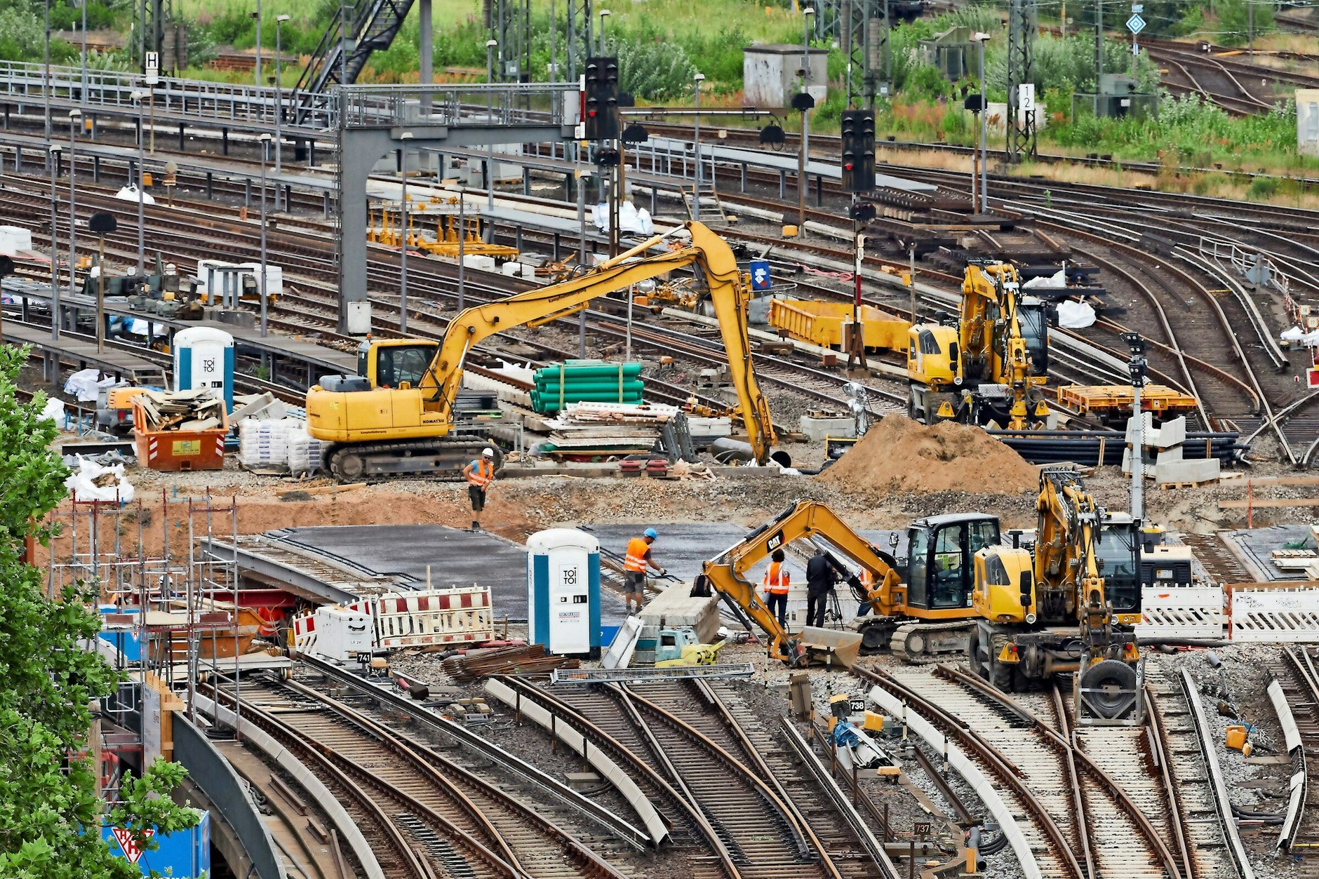 Die Bahnstrecke zwischen Berlin und Hamburg wird für vier Monate zur Baustelle. 74 Kilometer Gleise und 100 Weichen zwischen Wittenberge und Ludwigslust sowie zwischen Hamburg und Büchen und rund um Hagenow Land werden erneuert.
