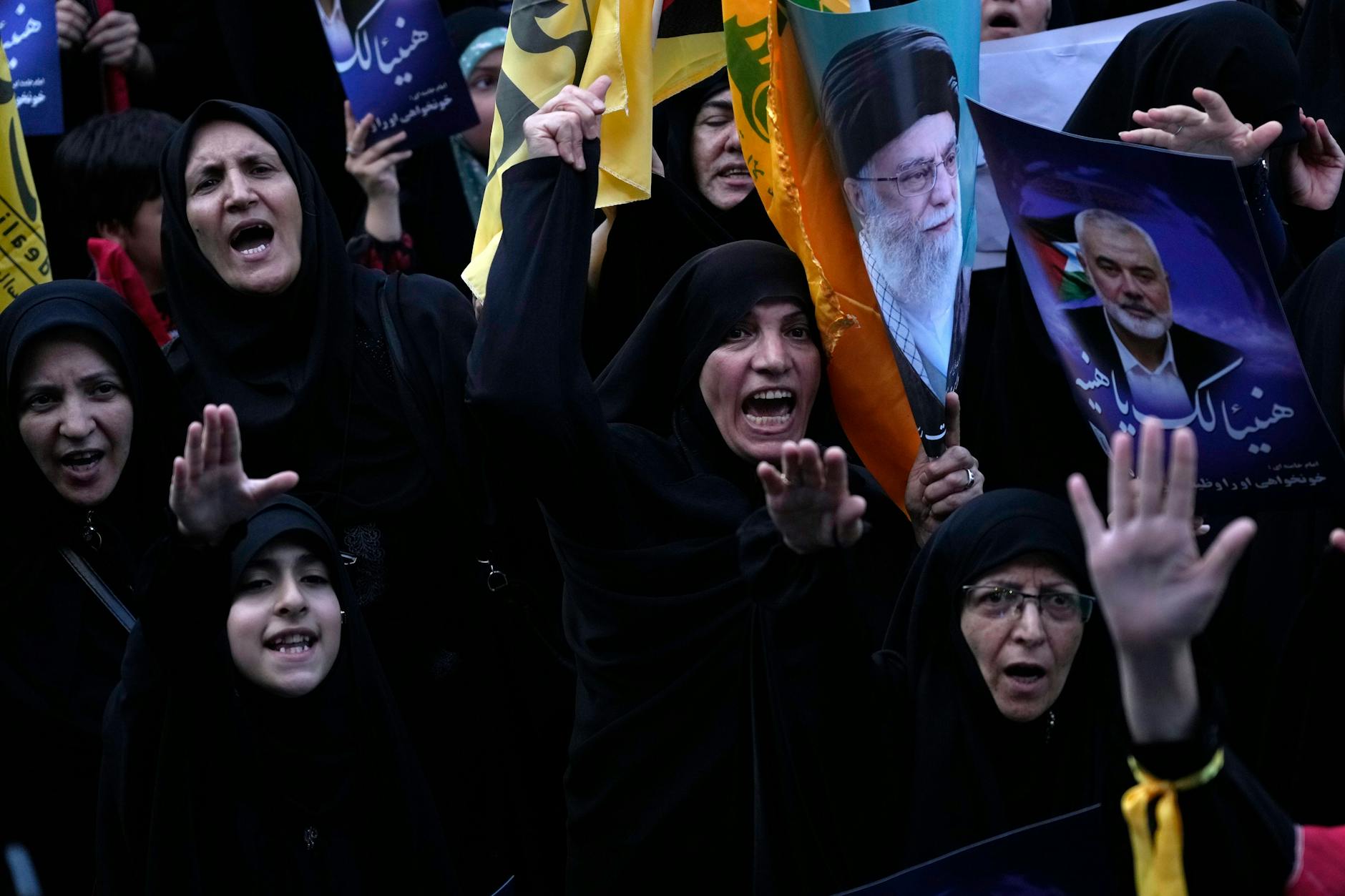 Iranische Frauen protestieren in Teheran nach der Tötung des Hamas-Chefs Ismail Hanija.