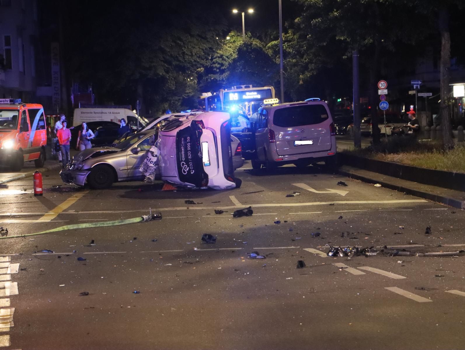 VIDEO: Verfolgungsjagd! Autodieb rast durch Berlin und baut Horror-Crash!