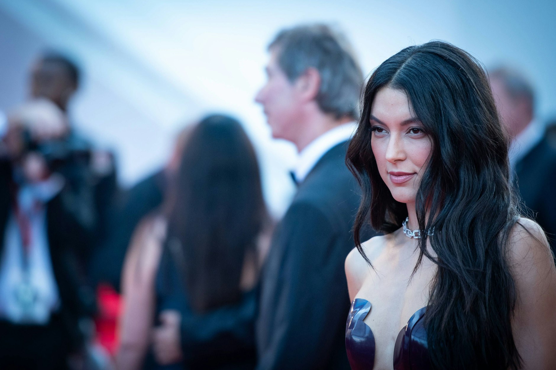 Da waren die Brauen noch schwarz: Rebecca Mir vor ihrem Bleached-Brows-Experiment.