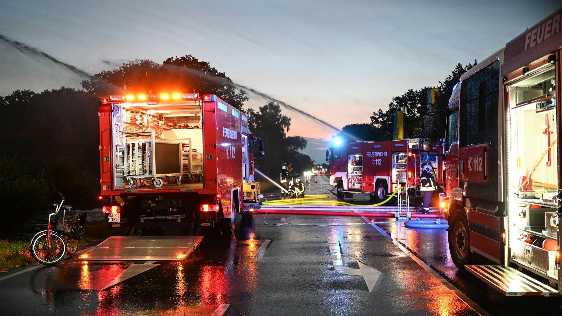 In Aurich in Niedersachsen gab es zahlreiche Einsätze der Feuerwehr - hier musste auch ein Seniorenheim evakuiert werden.