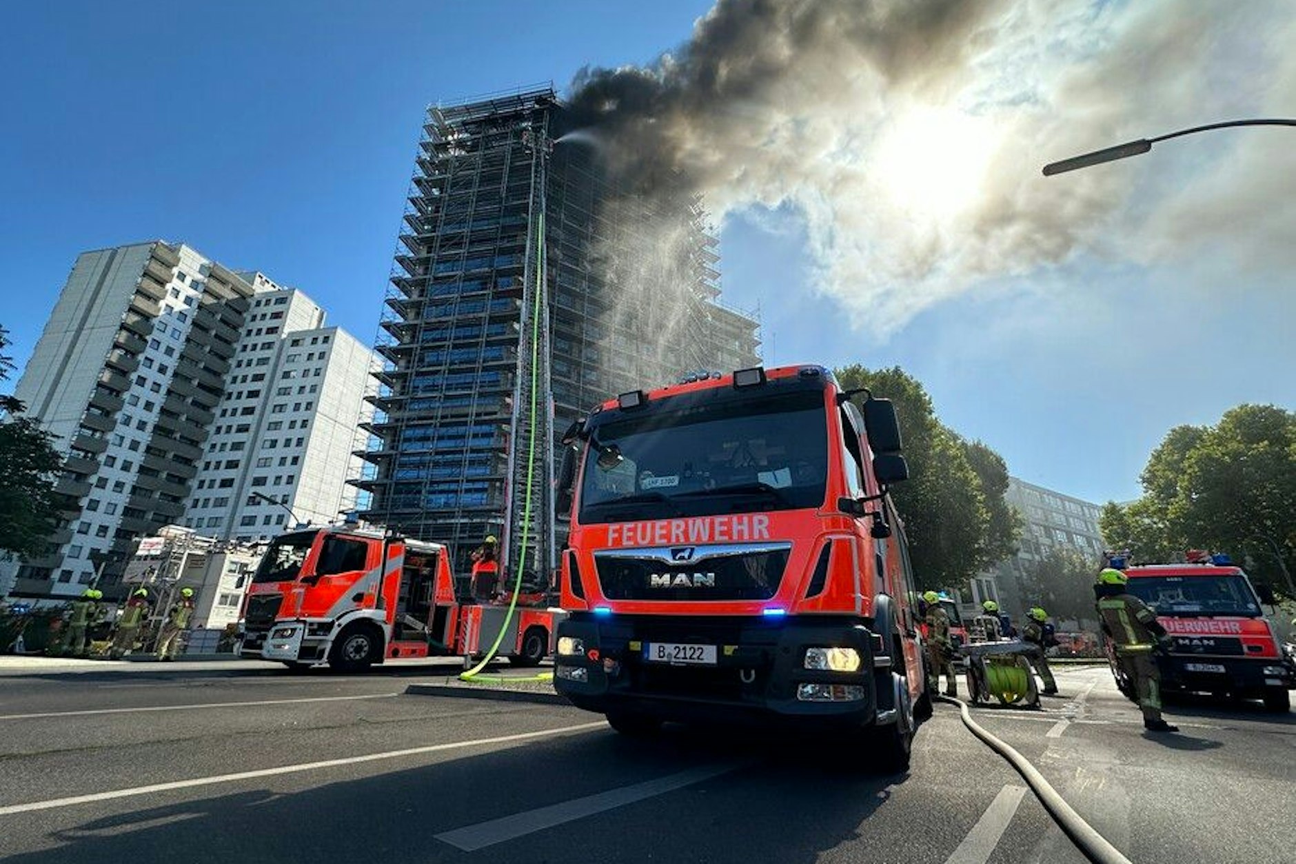Die Feuerwehr ist mit 90 Rettern vor Ort.