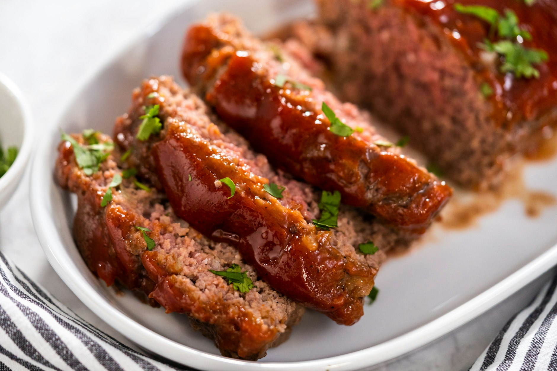 Richtig deftig und lecker: Sächsischer Hackbraten ist mit unserem Rezept ganz einfach zubereitet – und Sie können ihn auf vielfältige Art genießen.