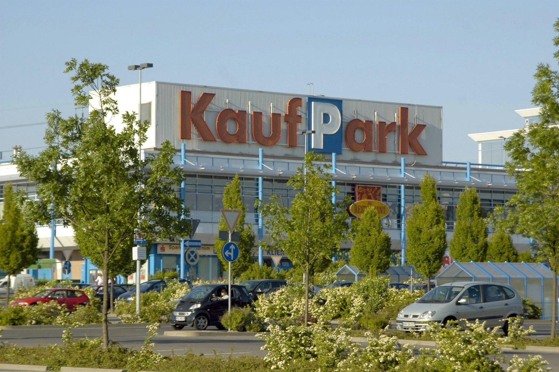 Das Verkehrschaos vor dem Kaufpark Eiche ist vorprogrammiert, die Zufahrt von der Stendaler Straße wird komplett gesperrt.