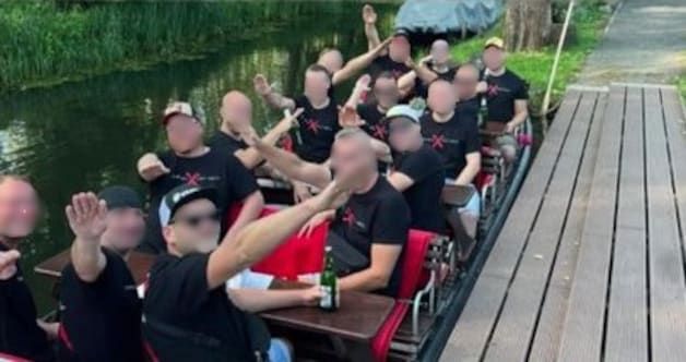 Image - Nazi-Schande im Spreewald: Motorsportler posieren lächelnd mit Hitlergruß