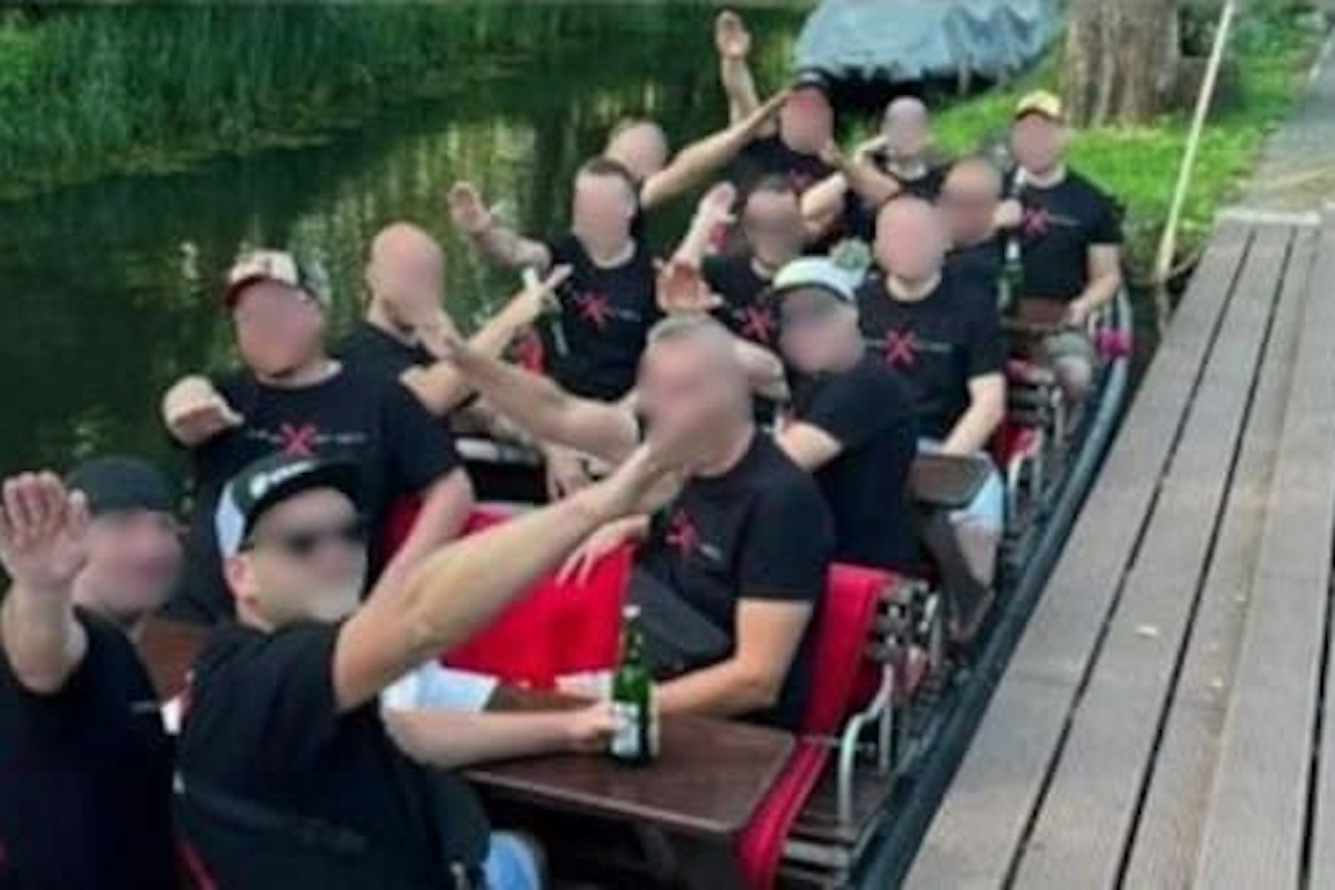 So posierten die Männer mit Hitlergruß im Spreewald.