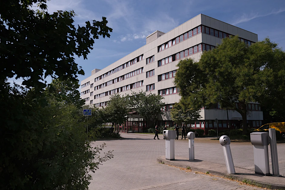 Ein Haus an der Gemeinschaftsunterkunft für Geflüchtete in der Bitterfelder Straße im Berliner Bezirk Marzahn-Hellersdorf